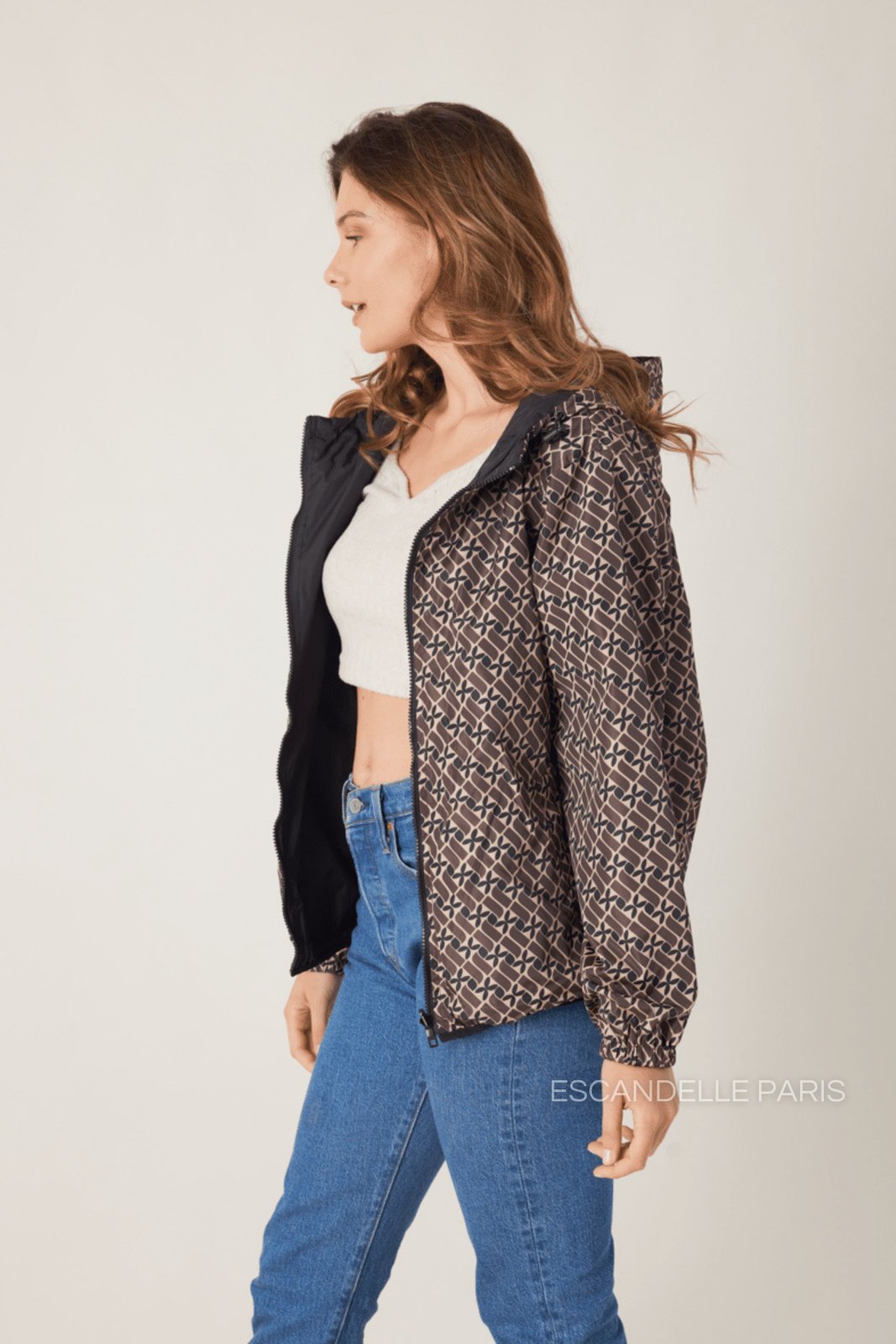LILOU parka courte réversible imperméable motif géométrique taupe femme - Escandelle Paris (vue de profil)
#couleur_taupe