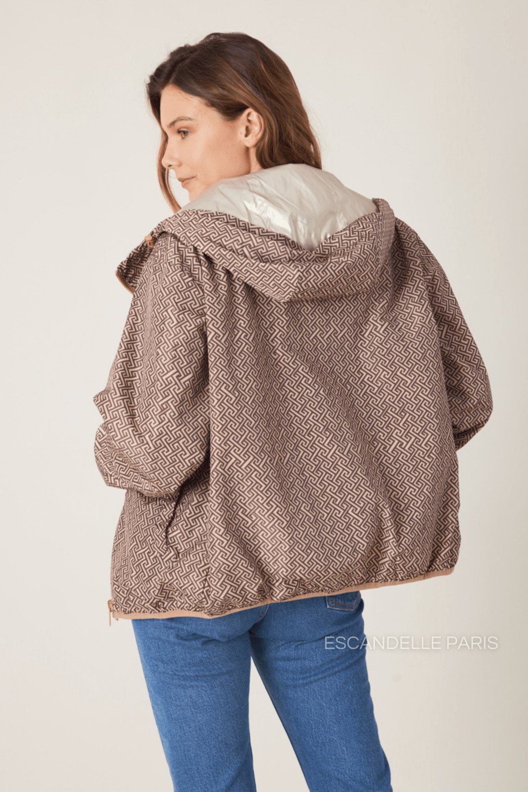LILOU parka courte réversible imperméable métallisée taupe femme - Escandelle Paris (vue de dos)
#couleur_taupe