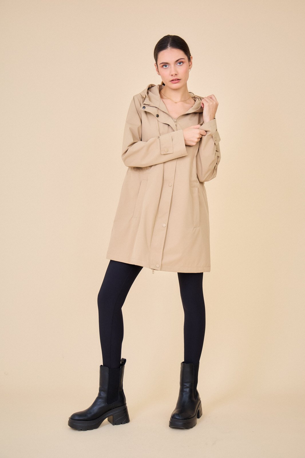 LOUANE parka mi-longue déperlante à lacets beige femme - Escandelle Paris (silhouette entière)
#couleur_beige