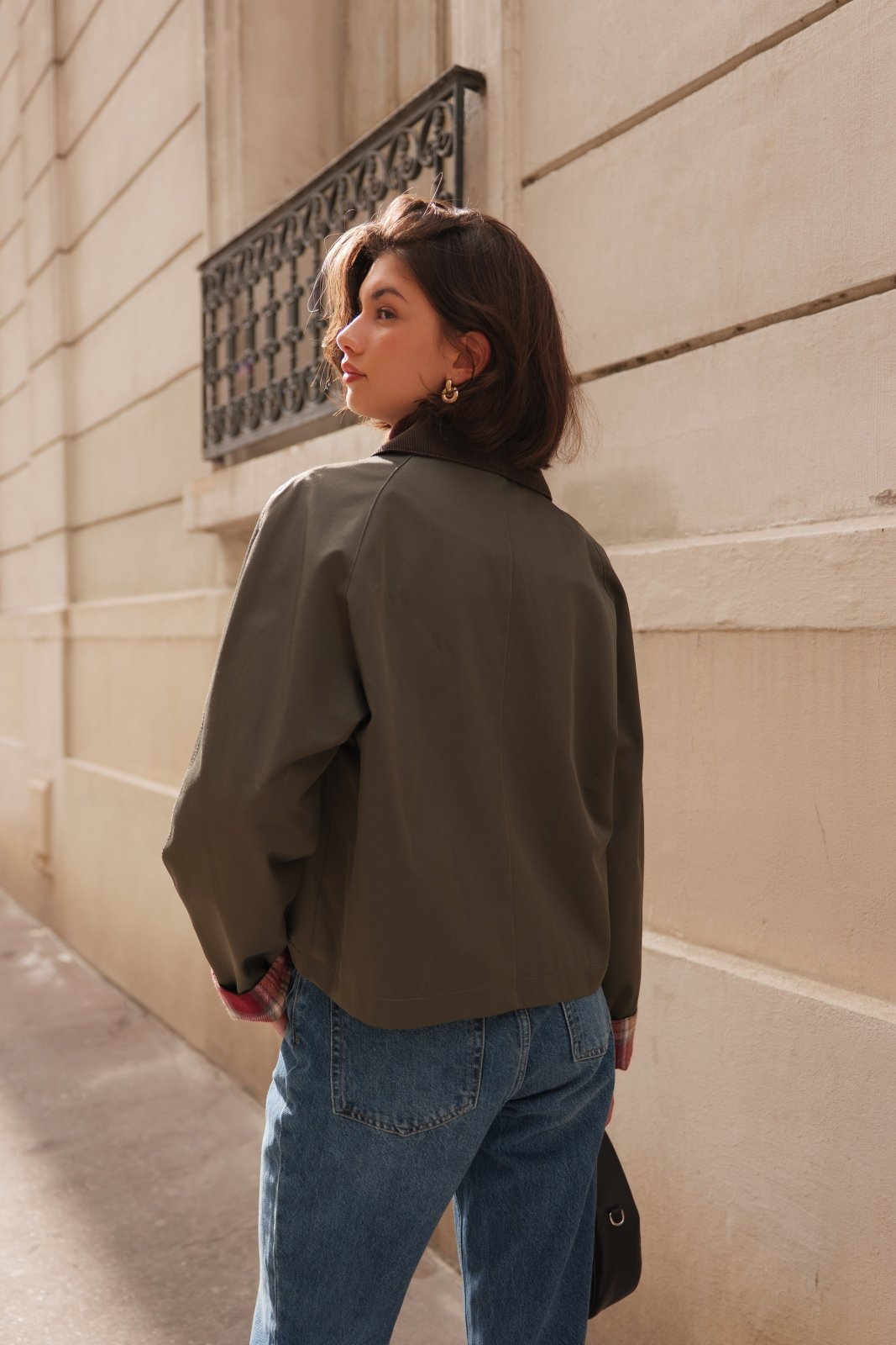 MALOU veste courte déperlante kaki femme - Escandelle Paris (dos)
#couleur_kaki