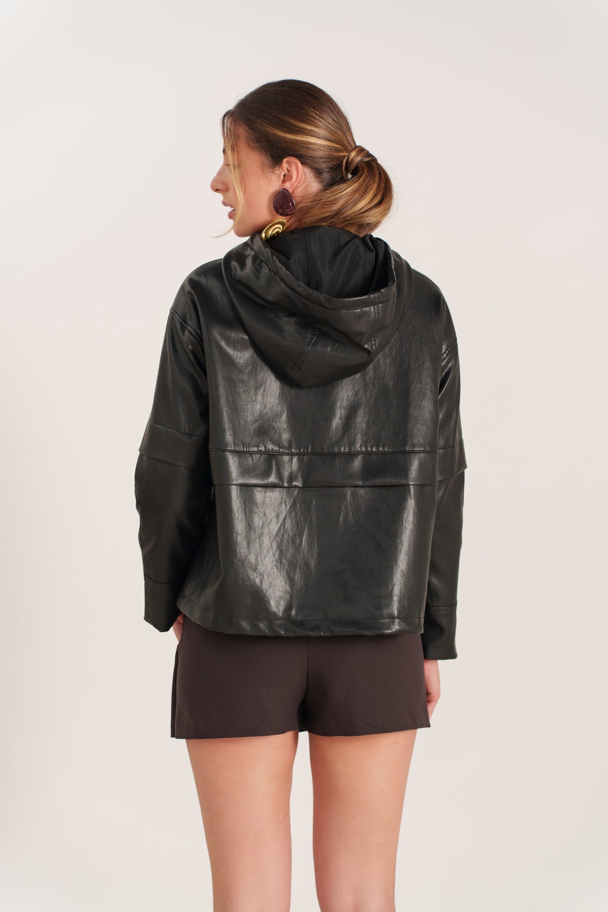 MARCELINE blouson court similicuir capuche zippé lien serrage noir femme - Escandelle Paris (dos)
#couleur_noir