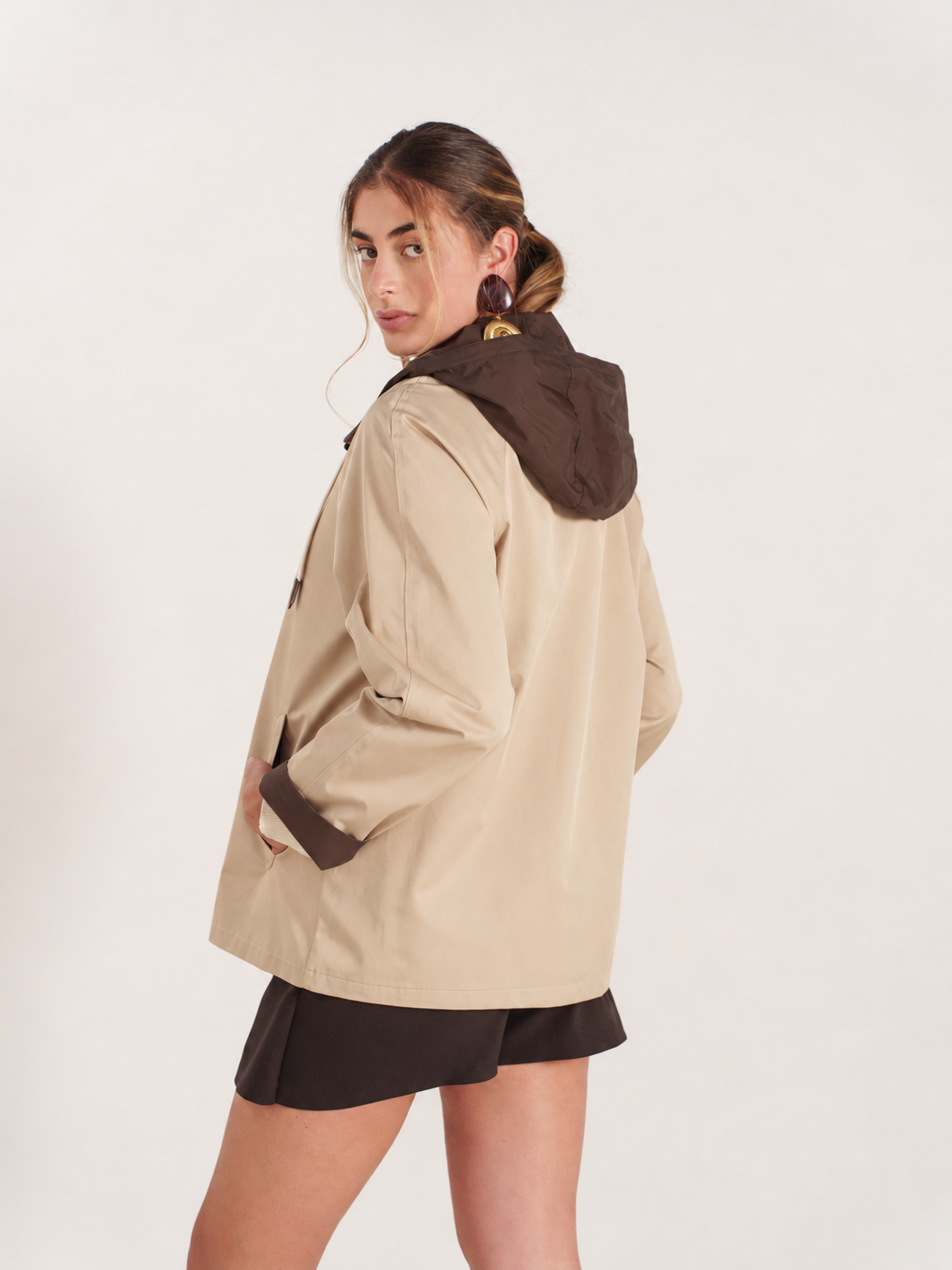 MARCELLIA parka mi-longue déperlante réversible capuche boutonnée choco femme - Escandelle Paris (gros plan détails matière)
#couleur_choco