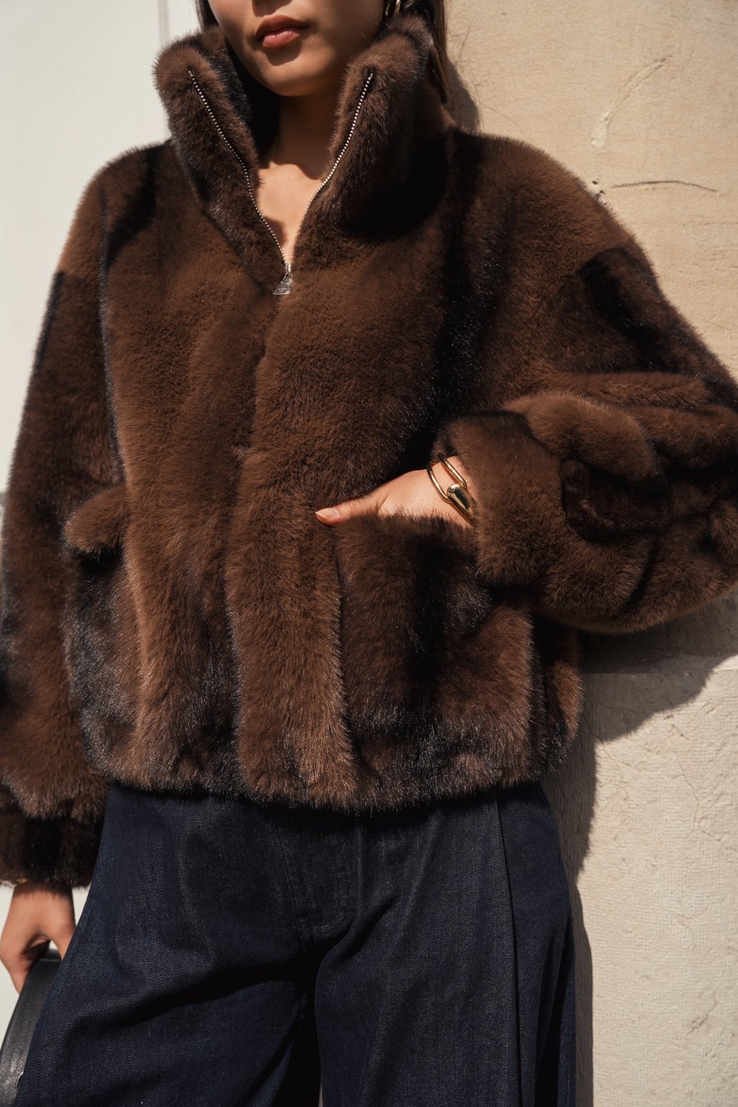 MARIEL manteau court fausse fourrure rayures col montant zippé choco femme - Escandelle Paris (gros plan détails matière)
#couleur_choco