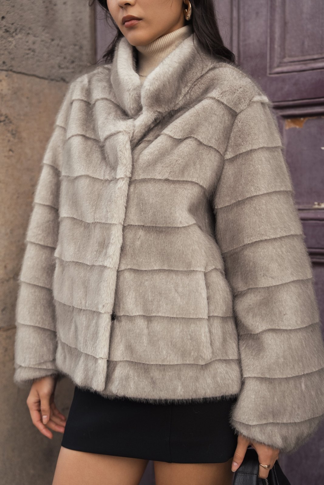 MARIGOLD manteau mi-long fausse fourrure rayures coupées main gris femme - Escandelle Paris (gros plan détails matière)
#couleur_gris