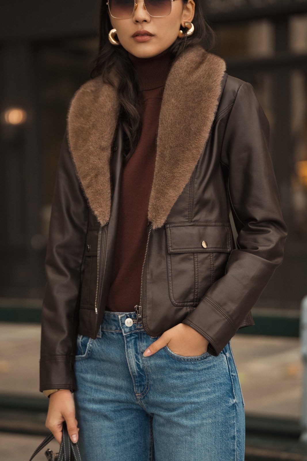 MARISOL veste courte similicuir col châle fausse fourrure choco femme - Escandelle Paris (gros plan détails matière)
#couleur_choco