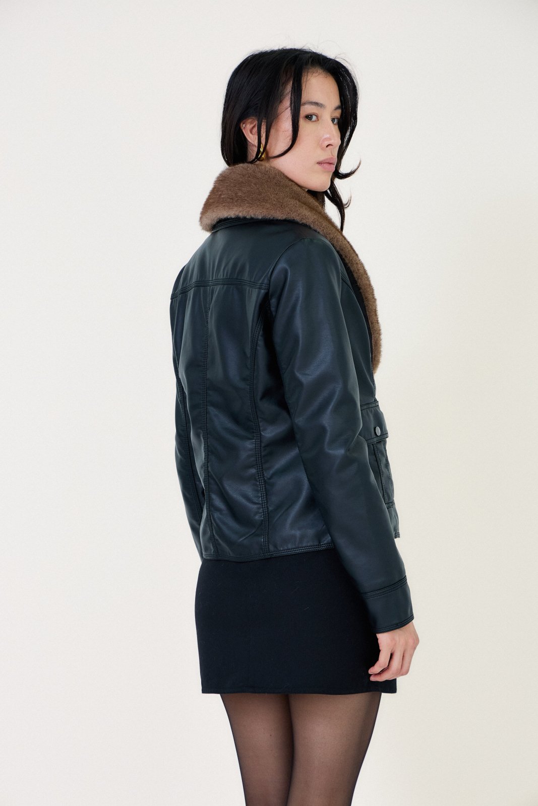 MARISOL veste courte similicuir col châle fausse fourrure noir femme - Escandelle Paris (dos)
#couleur_noir