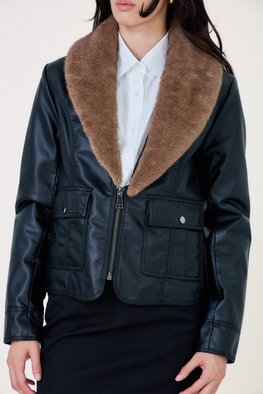 MARISOL veste courte similicuir col châle fausse fourrure noir femme - Escandelle Paris (gros plan détails matière)
#couleur_noir