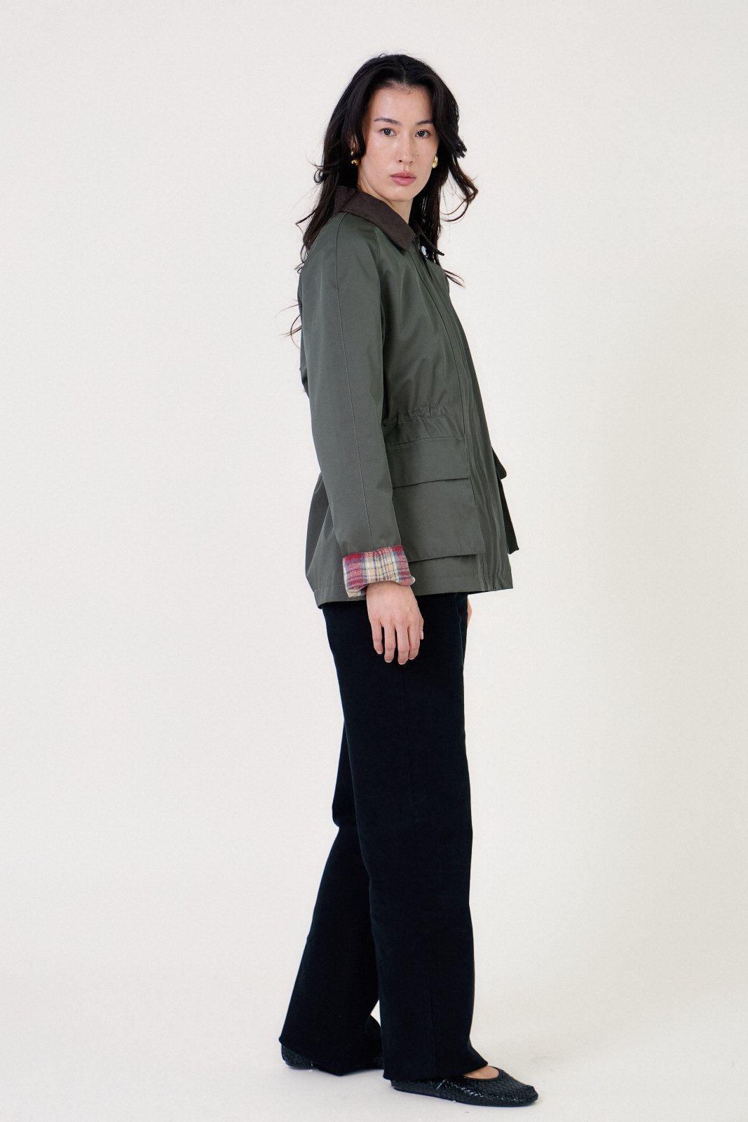 MARLEY veste mi-longue déperlante kaki femme - Escandelle Paris (silhouette profil droit)
#couleur_kaki