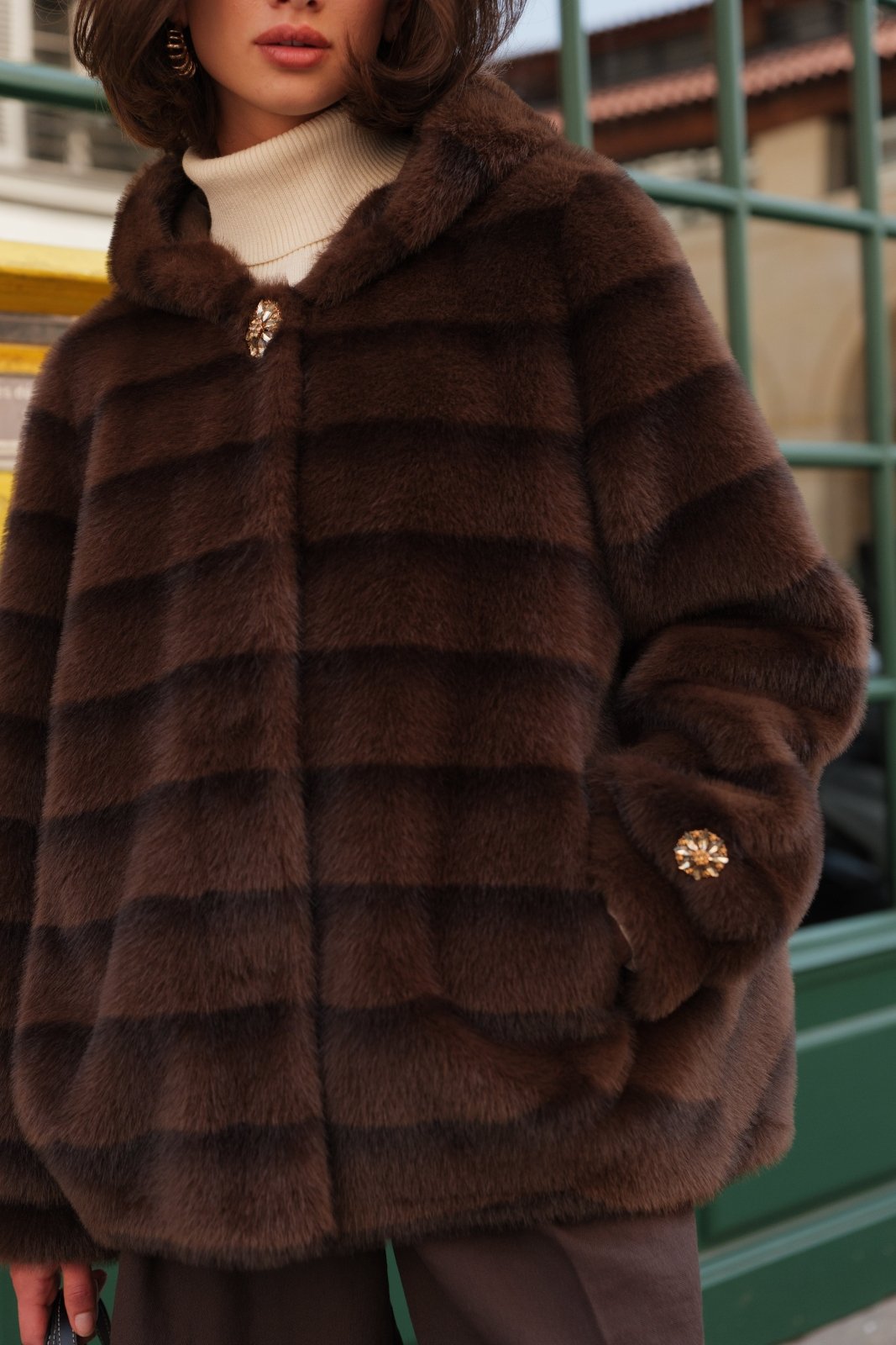 MIRABELLE manteau mi-long fausse fourrure boutons bijoux capuche choco femme - Escandelle Paris (gros plan détails matière)
#couleur_choco