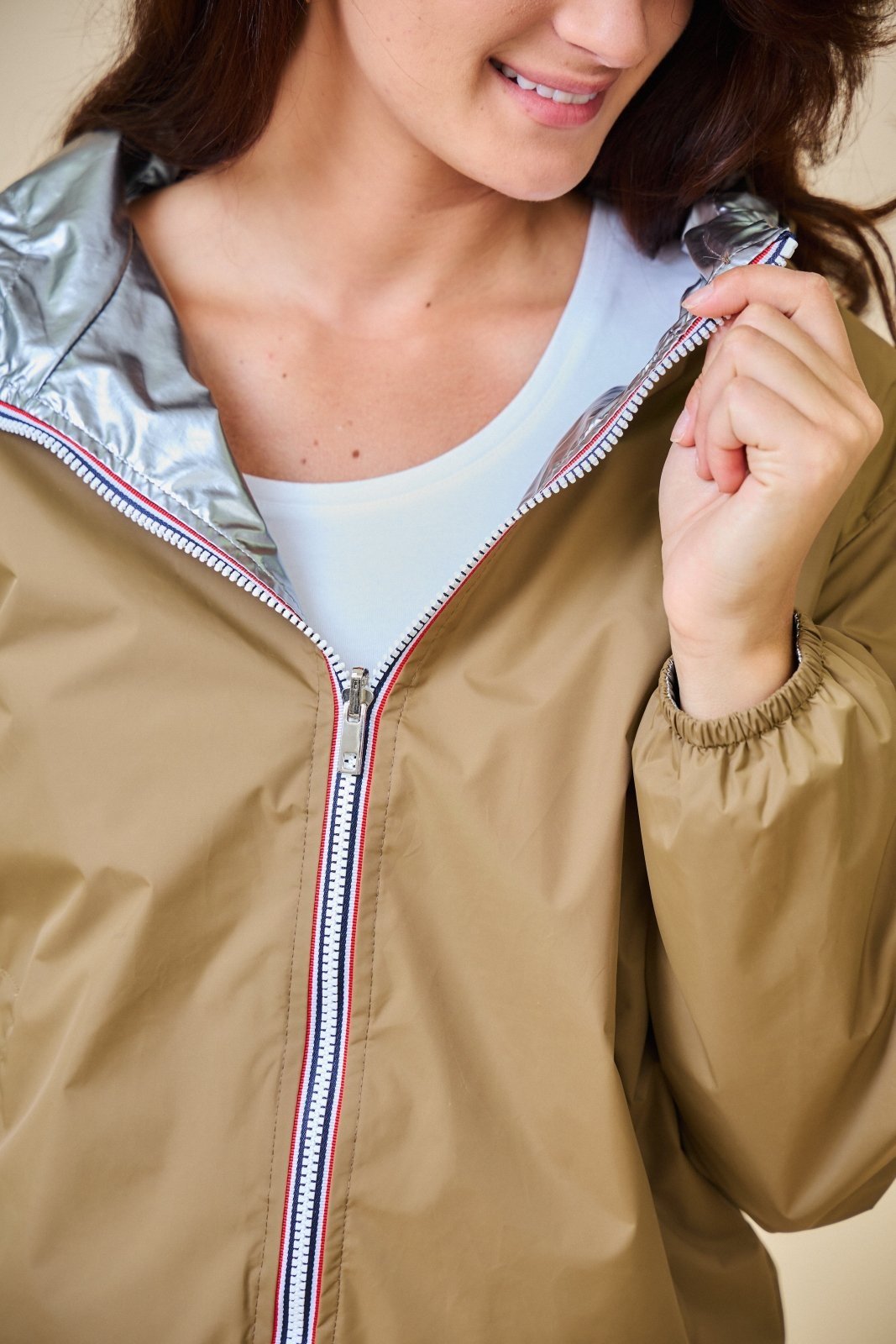 NAÉ parka courte réversible imperméable argentée taupe femme - Escandelle Paris (gros plan détails matière)
#couleur_taupe