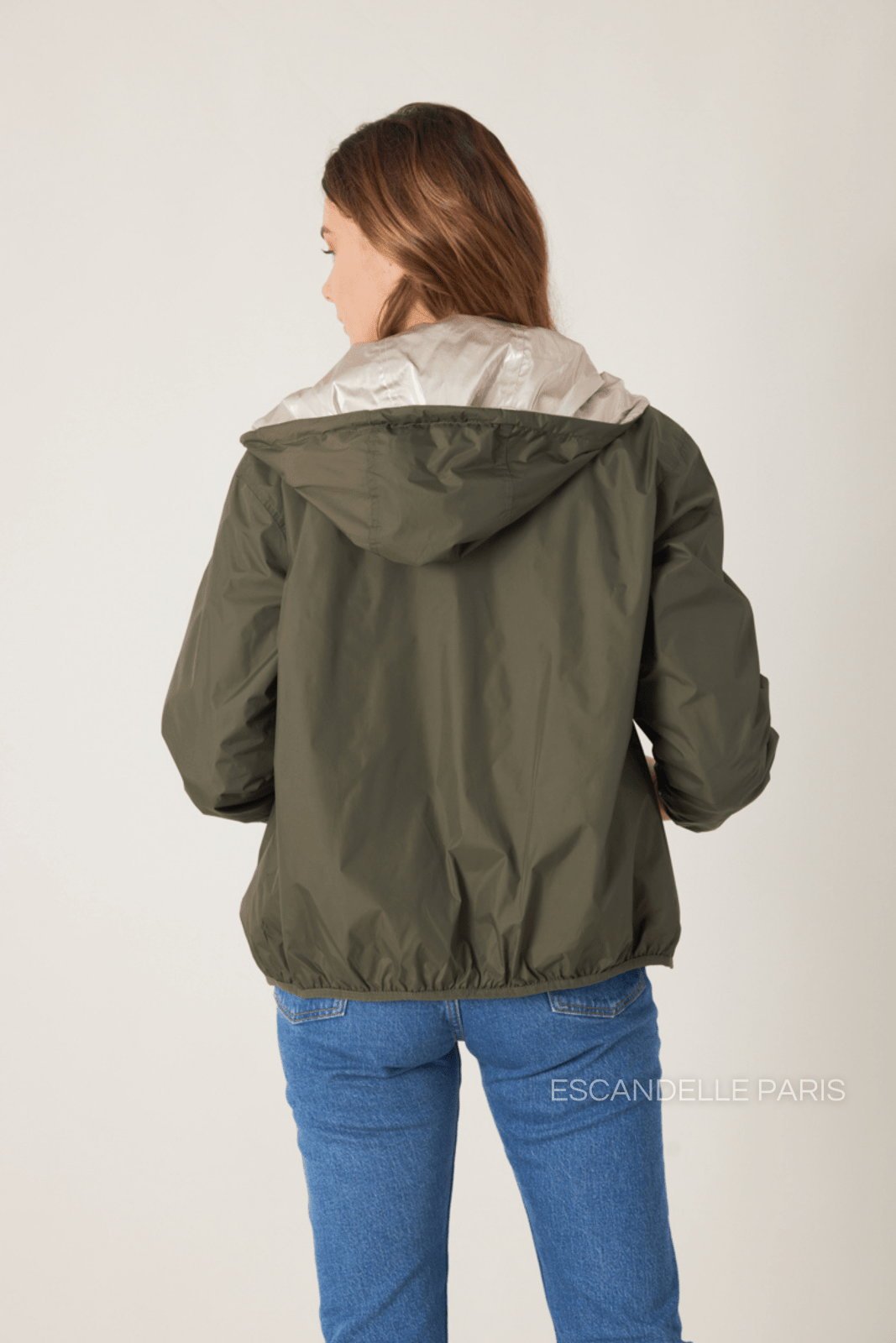 NAÉ parka courte réversible imperméable dorée kaki femme - Escandelle Paris (vue de dos)
#couleur_kaki