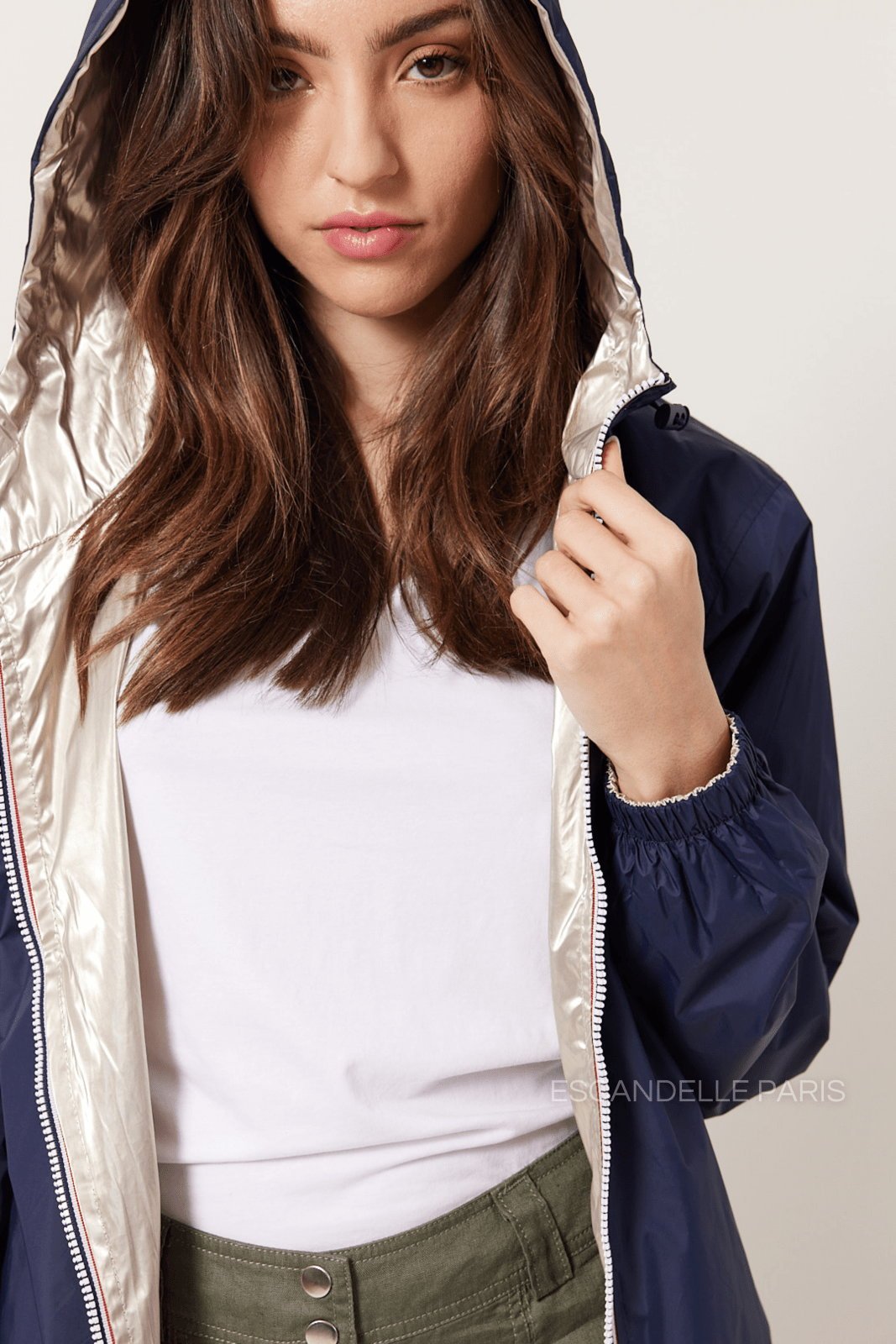 NAÉ parka courte réversible imperméable dorée marine femme - Escandelle Paris (portrait côté dorée)
#couleur_navy