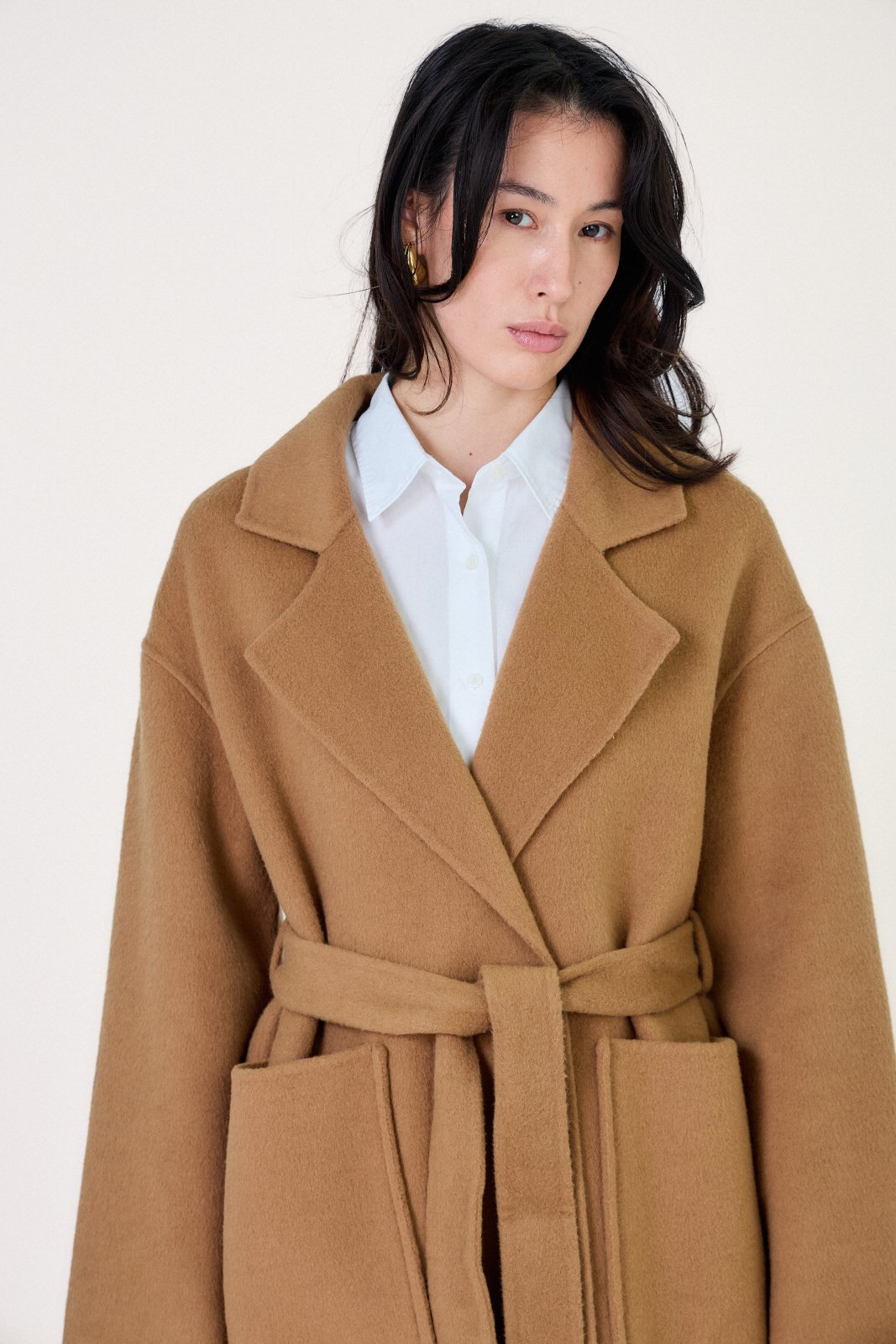 NOEVA manteau long laine col tailleur ceinture camel femme - Escandelle Paris (gros plan détails matière)
#couleur_camel
