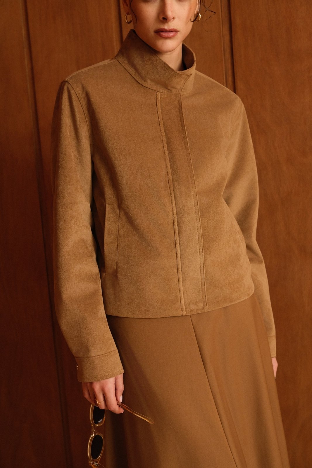 NYX veste courte suédine col montant zippée pressions camel femme - Escandelle Paris (profil)
#couleur_camel