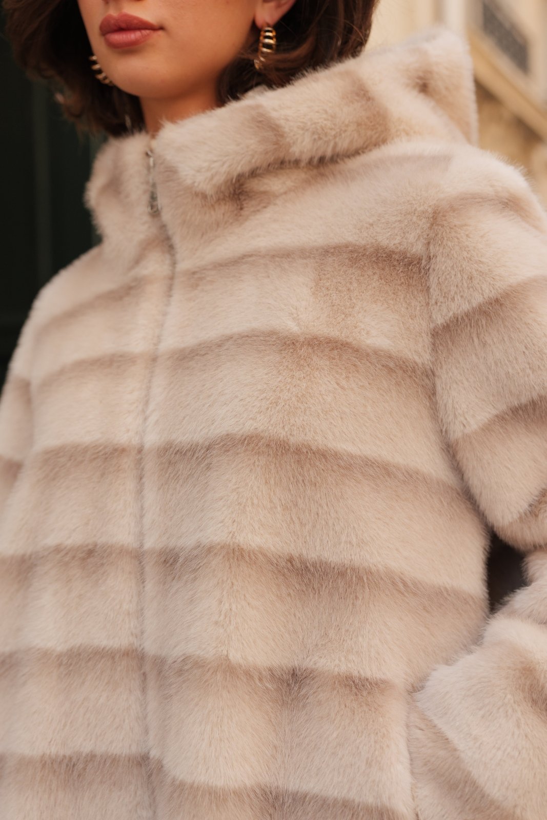 ODESSA manteau long fausse fourrure rayures capuche beige femme - Escandelle Paris (gros plan détails matière)
#couleur_beige