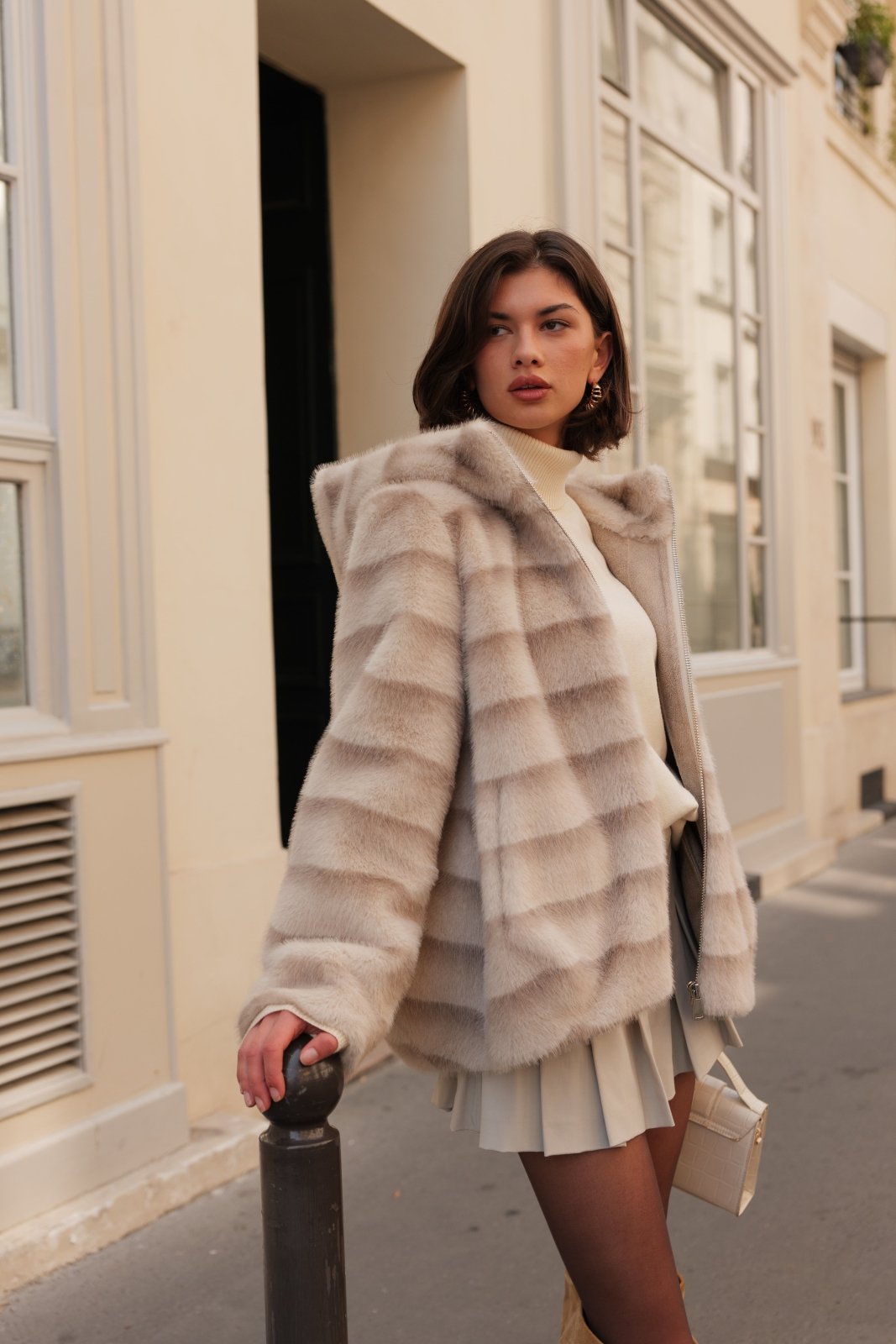 ODESSA manteau long fausse fourrure rayures capuche beige femme - Escandelle Paris (profil droit)
#couleur_beige