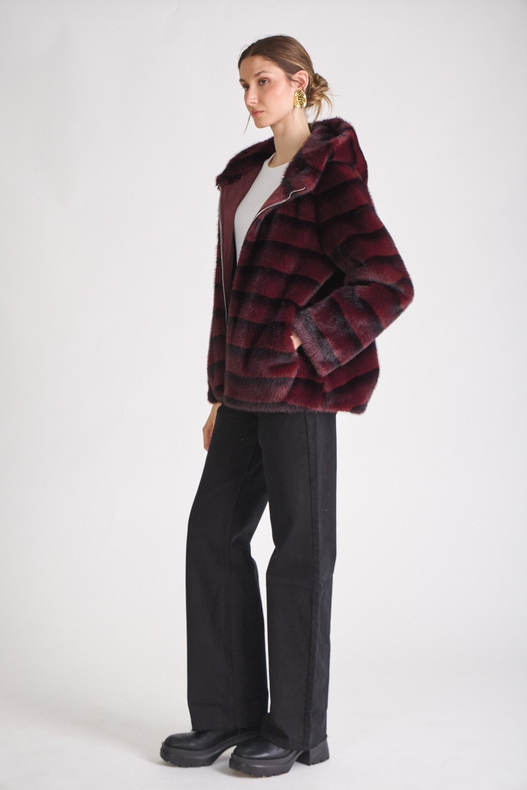 ODESSA manteau long fausse fourrure rayures capuche bordeaux femme - Escandelle Paris (profil gauche)
#couleur_bordeaux
