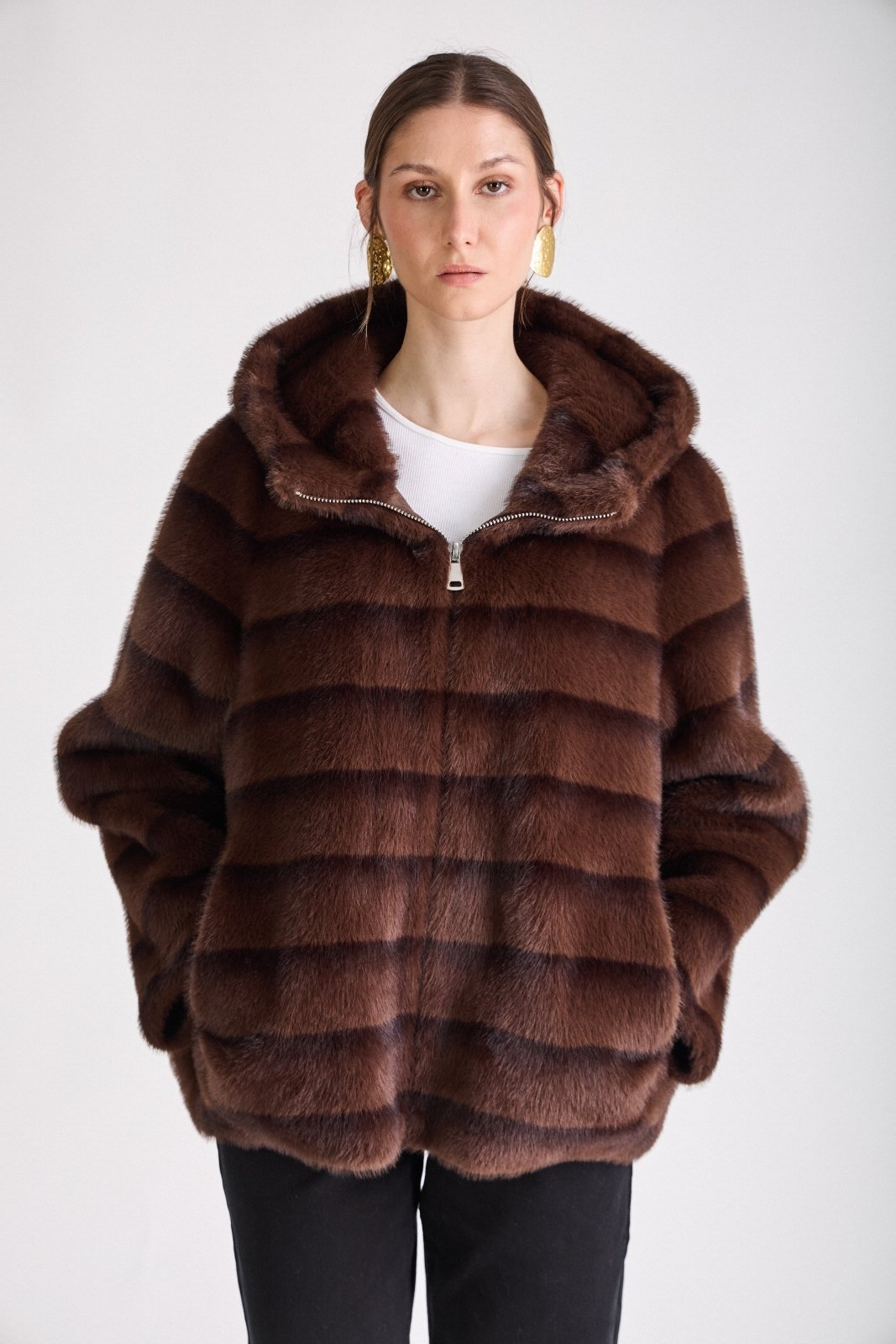 ODESSA manteau long fausse fourrure rayures capuche choco femme - Escandelle Paris (portrait)
#couleur_choco