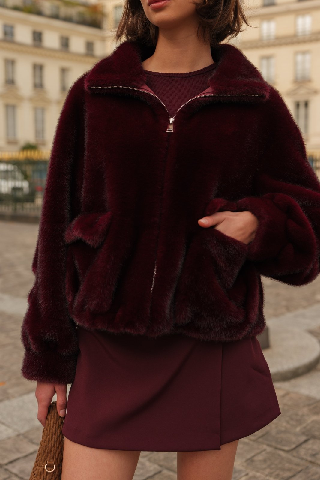 OLIVIA blouson mi-long fausse fourrure zippé cordon serrage bordeaux femme - Escandelle Paris (gros plan détails matière)
#couleur_bordeaux