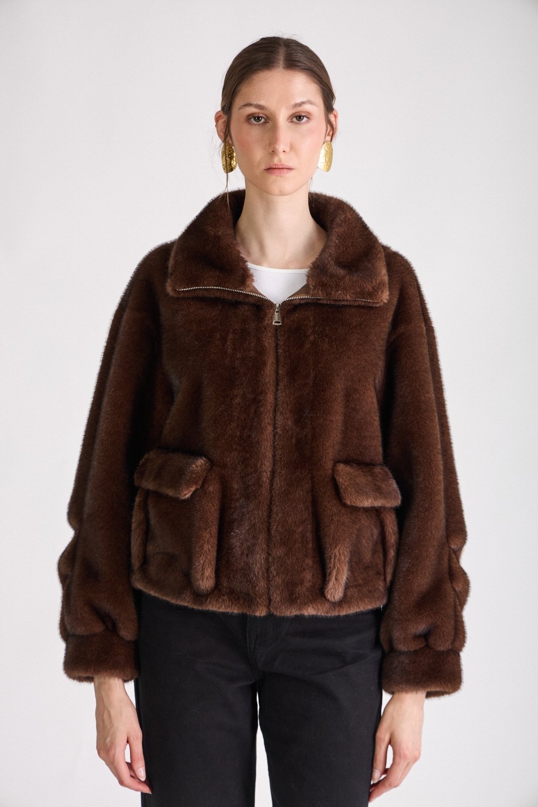 OLIVIA blouson mi-long fausse fourrure zippé cordon serrage choco femme - Escandelle Paris (portrait)
#couleur_choco