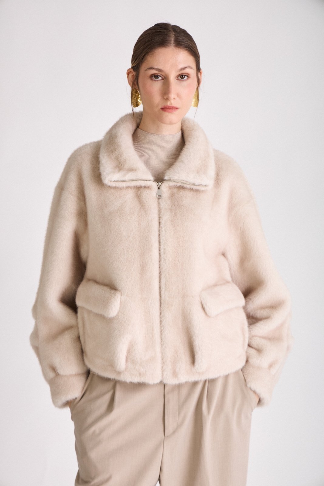 OLIVIA blouson mi-long fausse fourrure zippé cordon serrage ecru femme - Escandelle Paris (portrait)
#couleur_ecru