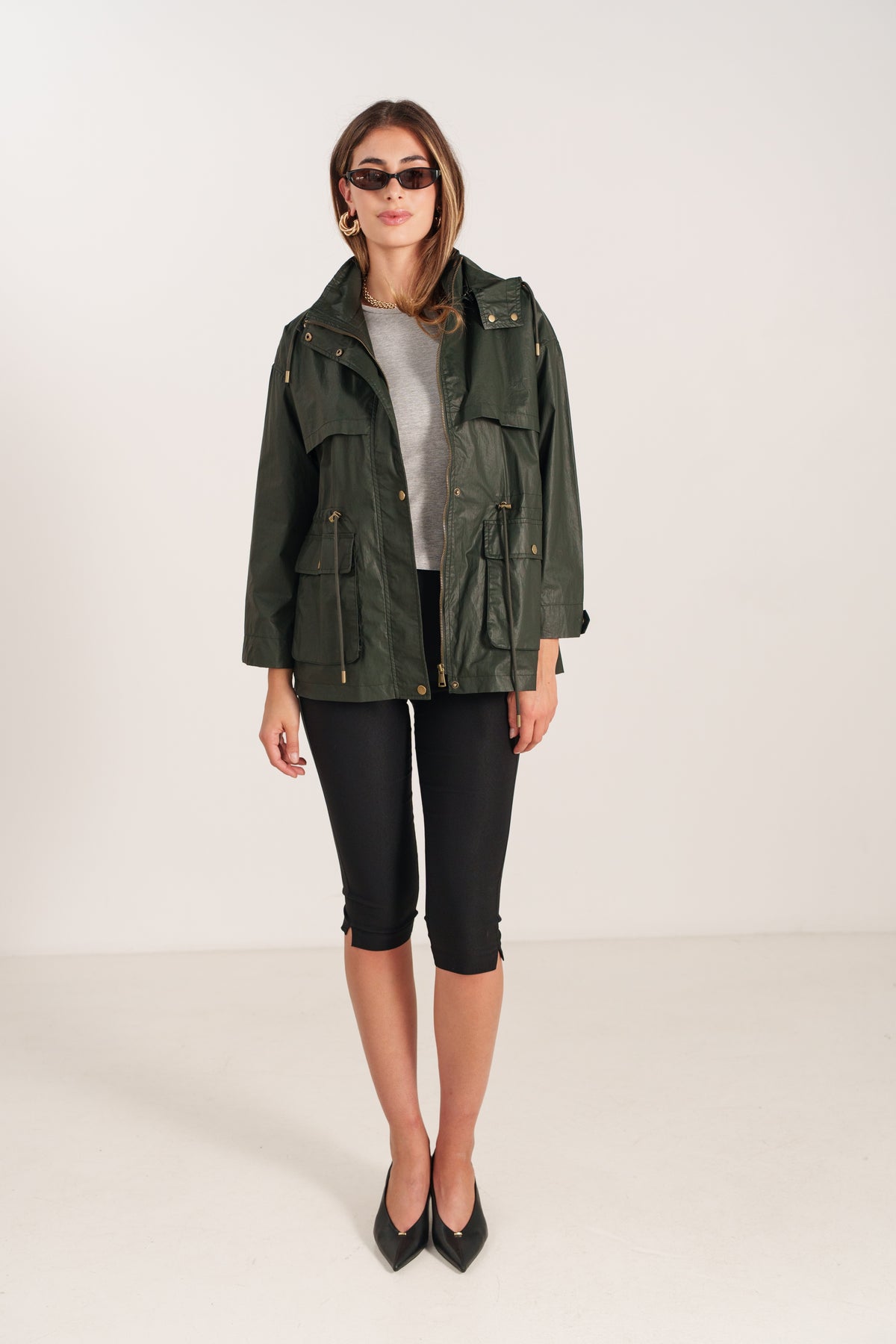 PALOMA veste mi-longue imperméable col montant ajustable kaki femme - Escandelle Paris (silhouette entière)
#couleur_kaki