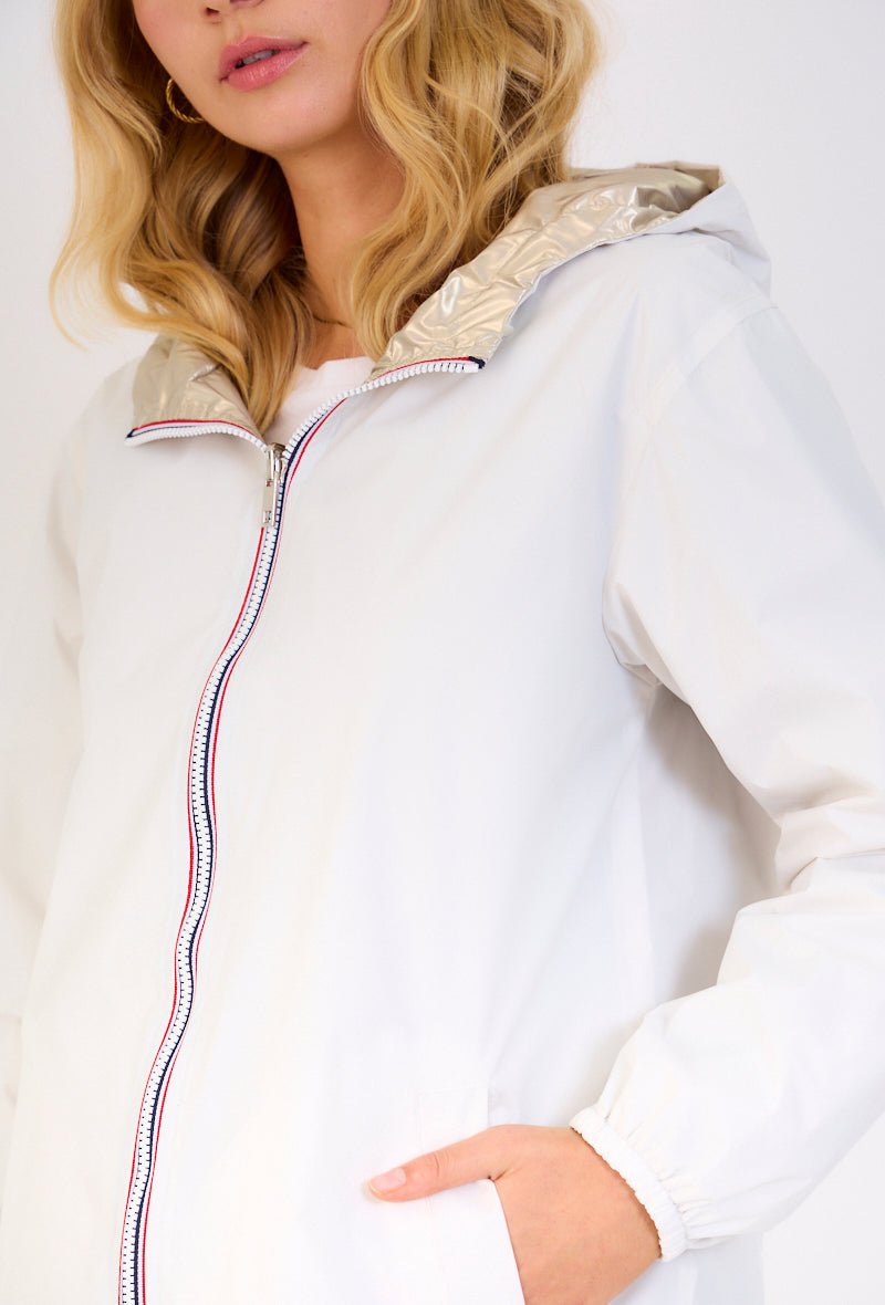 PARIS parka longue imperméable réversible métallisée blanc femme - Escandelle Paris (gros plan détails matière)
#couleur_blanc