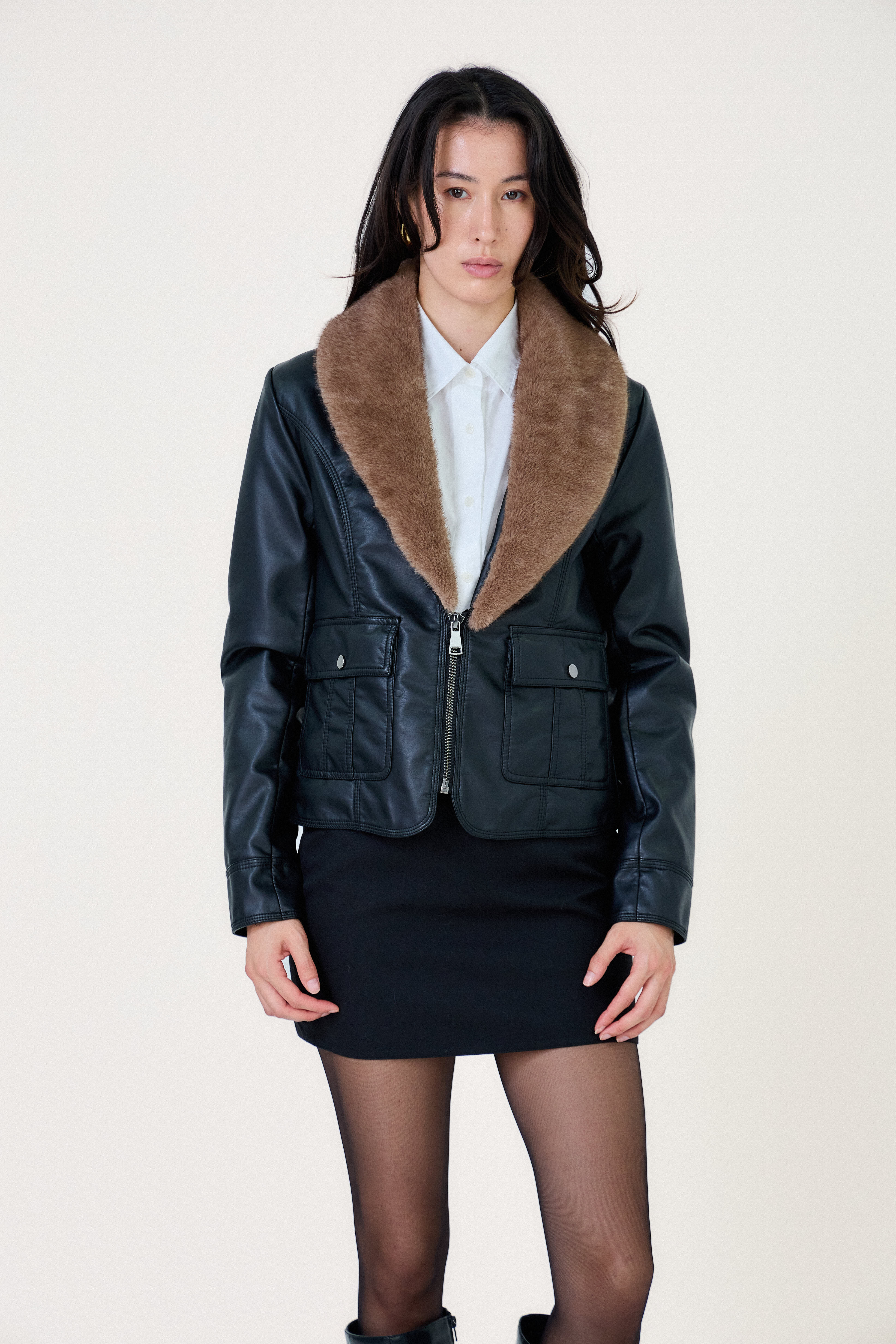 Veste femme Escandelle en simili cuir noir avec col fausse fourrure taupe – vidéo studio produit
#couleur_noir