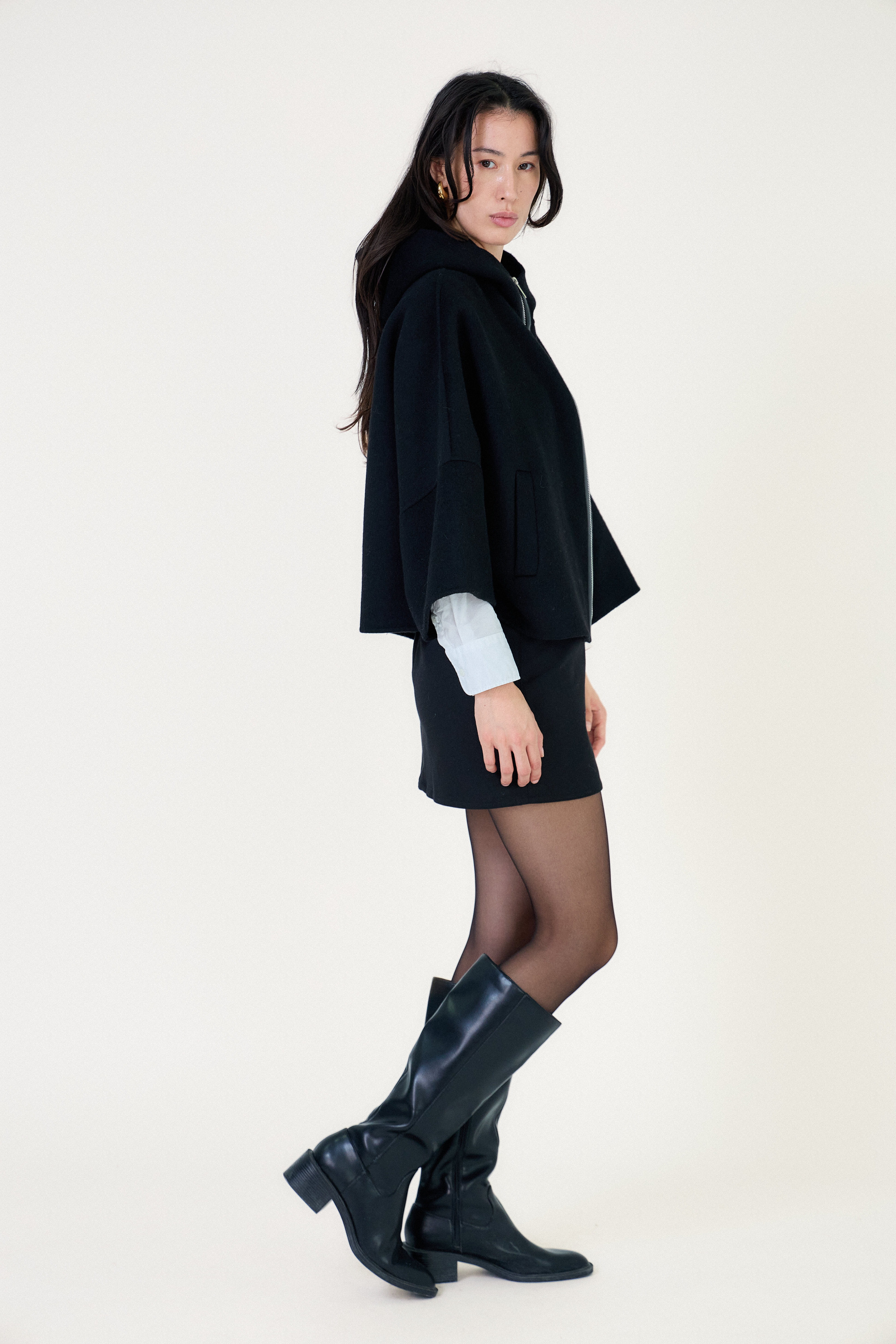 Cape noire Escandelle ALAE – vue de dos, tombé ample et finitions couture faites à la main
#couleur_noir