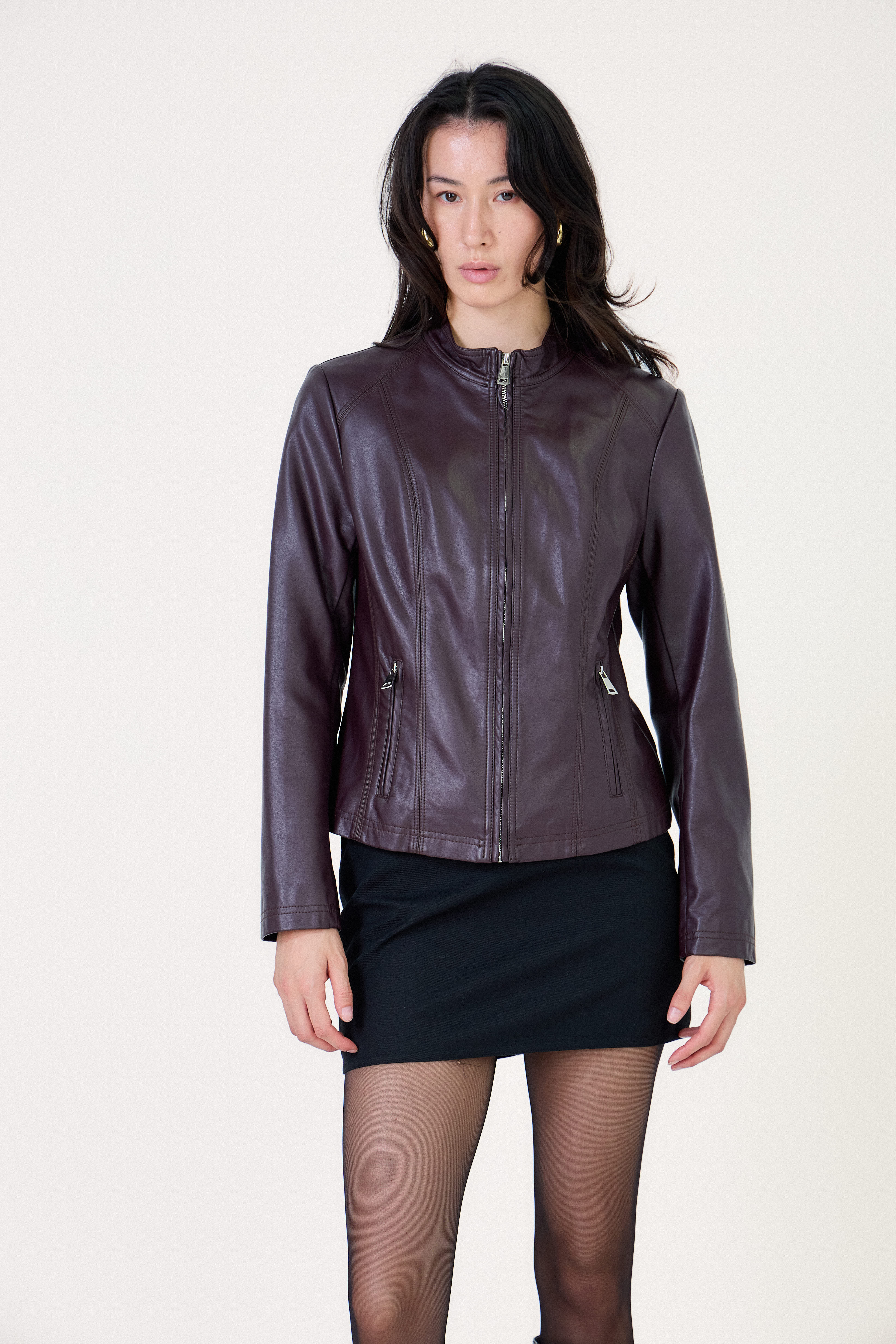 Veste MELOE Escandelle en similicuir bordeaux, col rond et coupe cintrée avec fermeture zippée, video studio produit tous les angles
#couleur_bordeaux