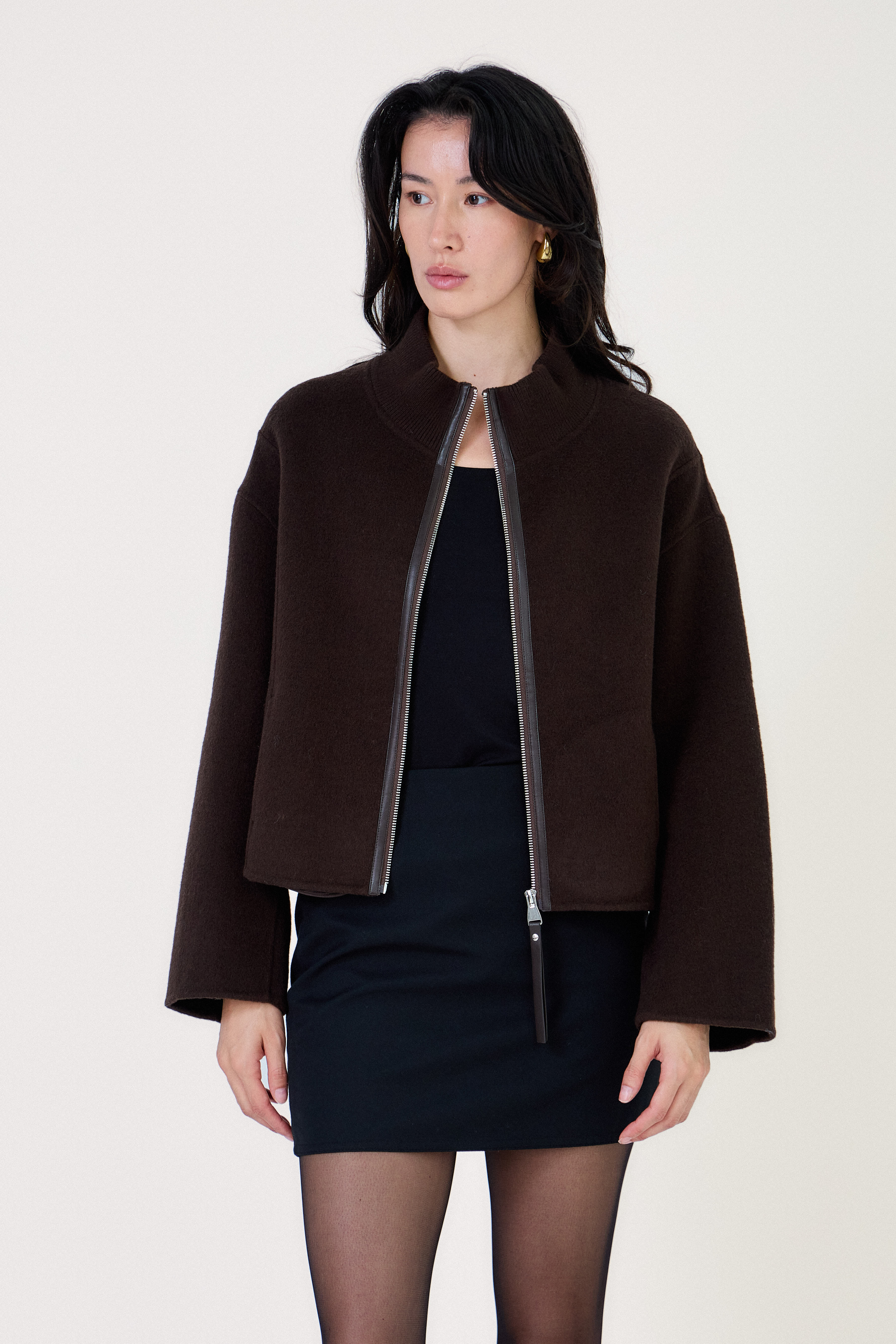 Veste courte WILLOW Escandelle en laine chocolat, coupe droite et fermeture zippée
#couleur_choco