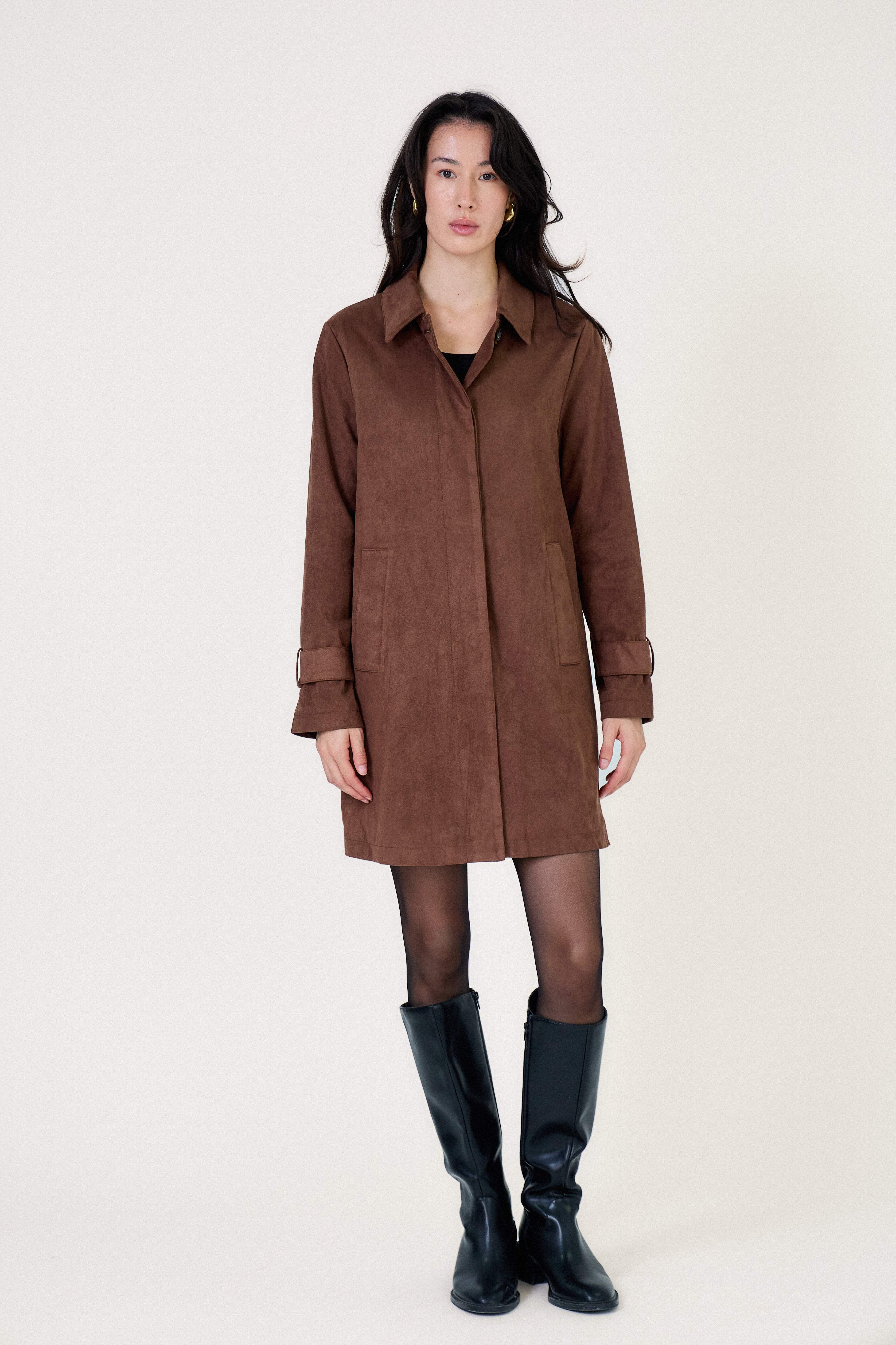 Trench SYDNEY Escandelle – manteau mi-long en suédine marron choco, coupe droite et poches plaquées, vidéo studio produit tous les angles
#couleur_choco