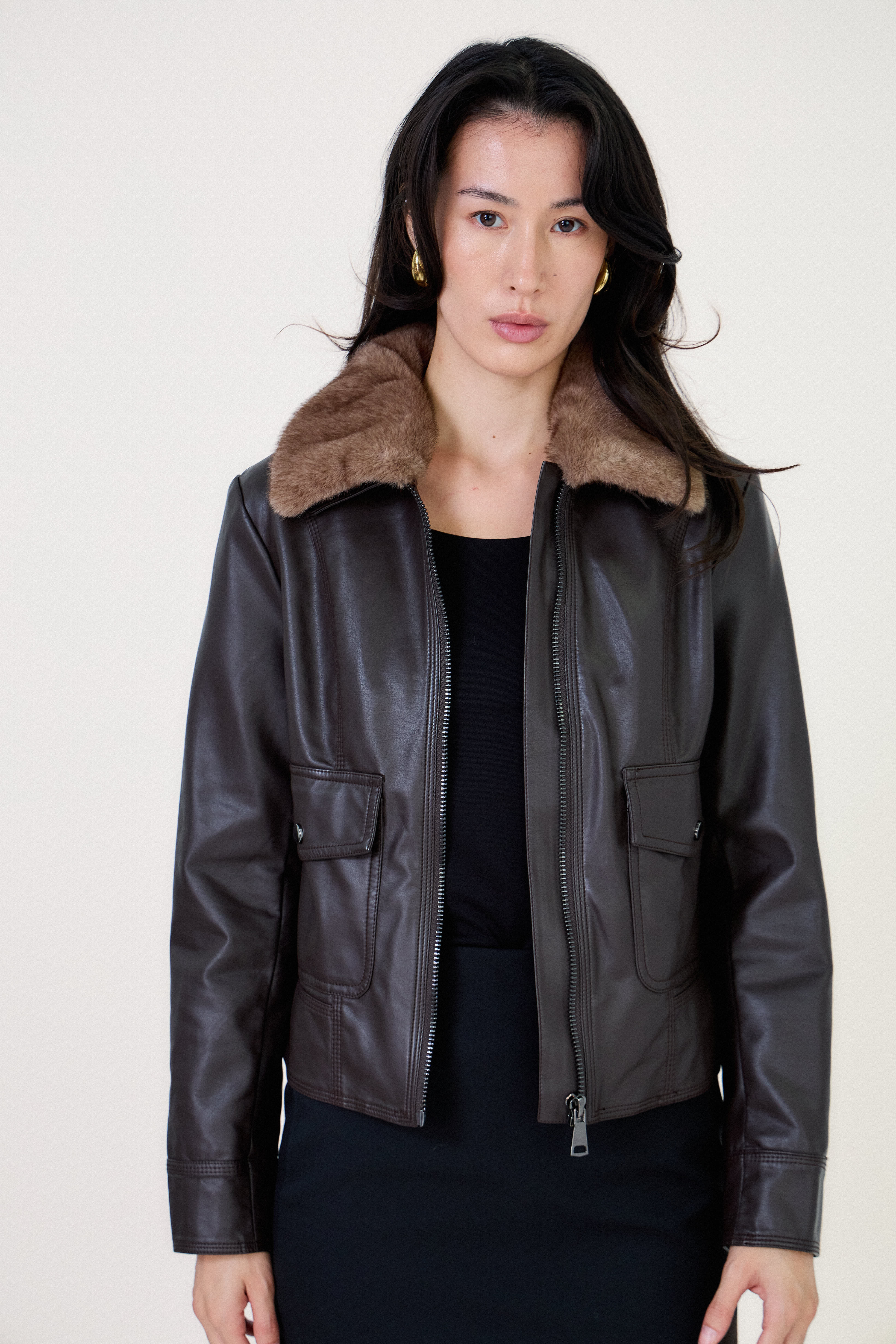 Veste ANOUK Escandelle en similicuir choco, coupe courte zippée avec col fourré taupe et poches à rabat - vidéo studio produit tous les angles
#couleur_choco