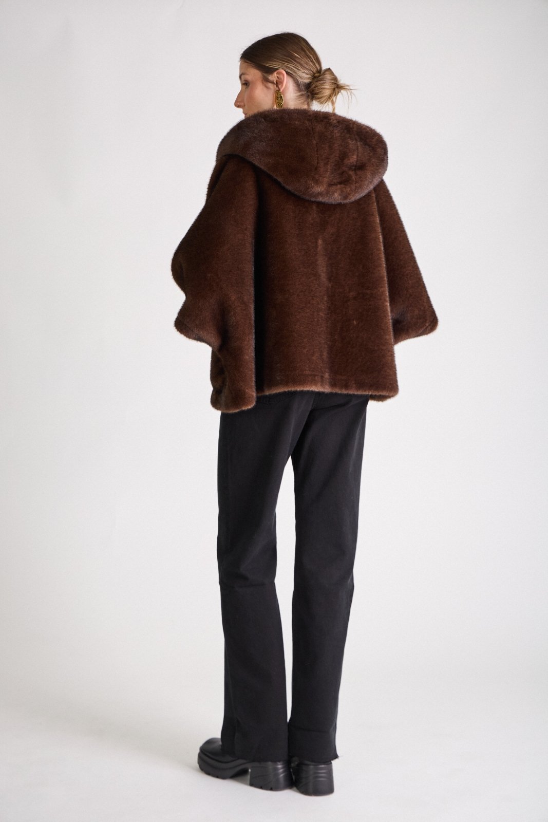 ROMIE cape fausse fourrure capuche manches évasées choco femme - Escandelle Paris (dos)
#couleur_choco