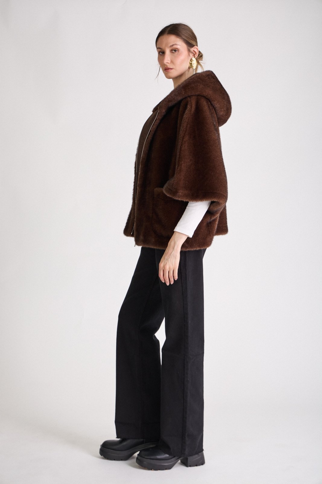 ROMIE cape fausse fourrure capuche manches évasées choco femme - Escandelle Paris (profil gauche)
#couleur_choco