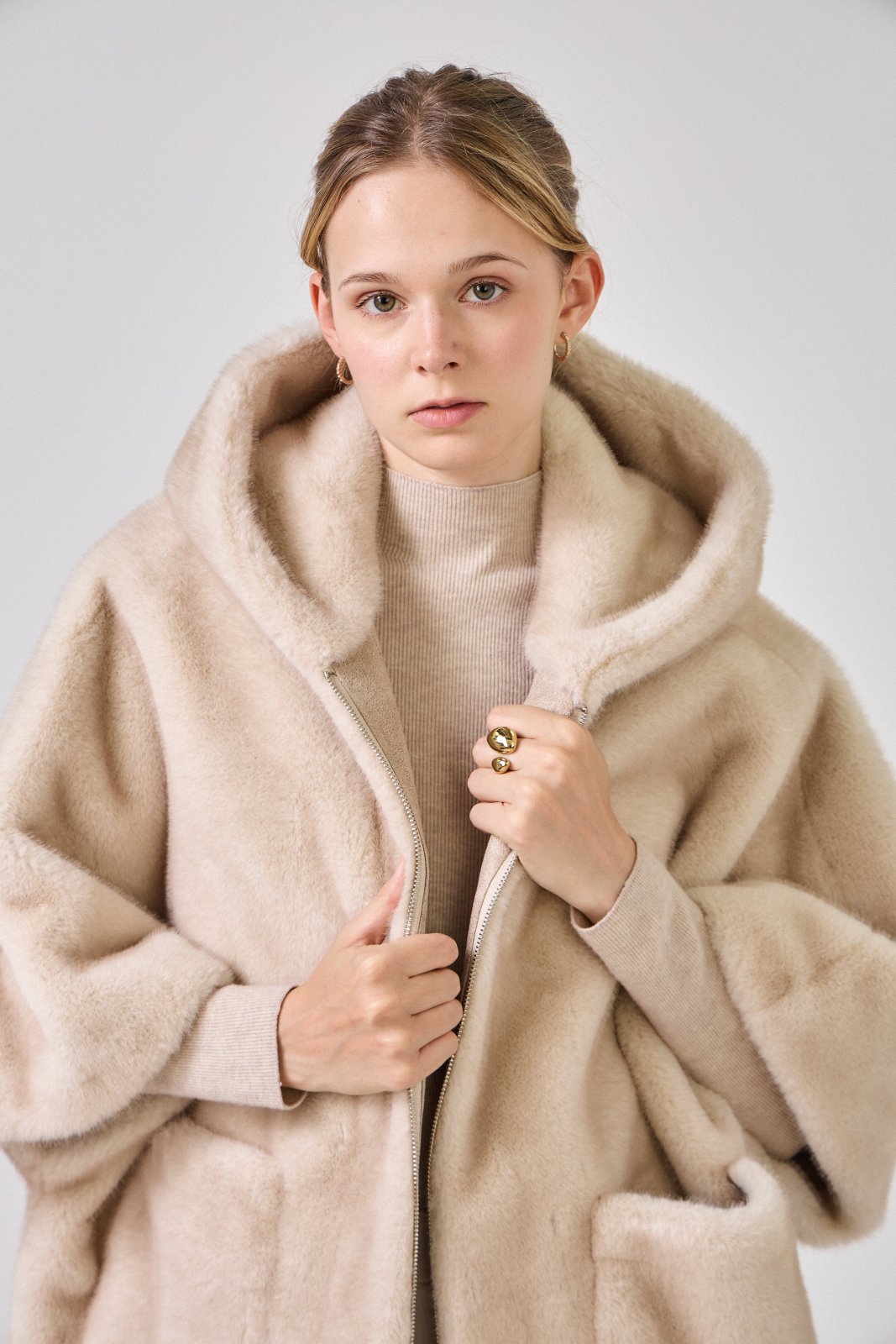 ROMIE cape fausse fourrure capuche manches évasées ecru femme - Escandelle Paris (gros plan détails matière)
#couleur_ecru