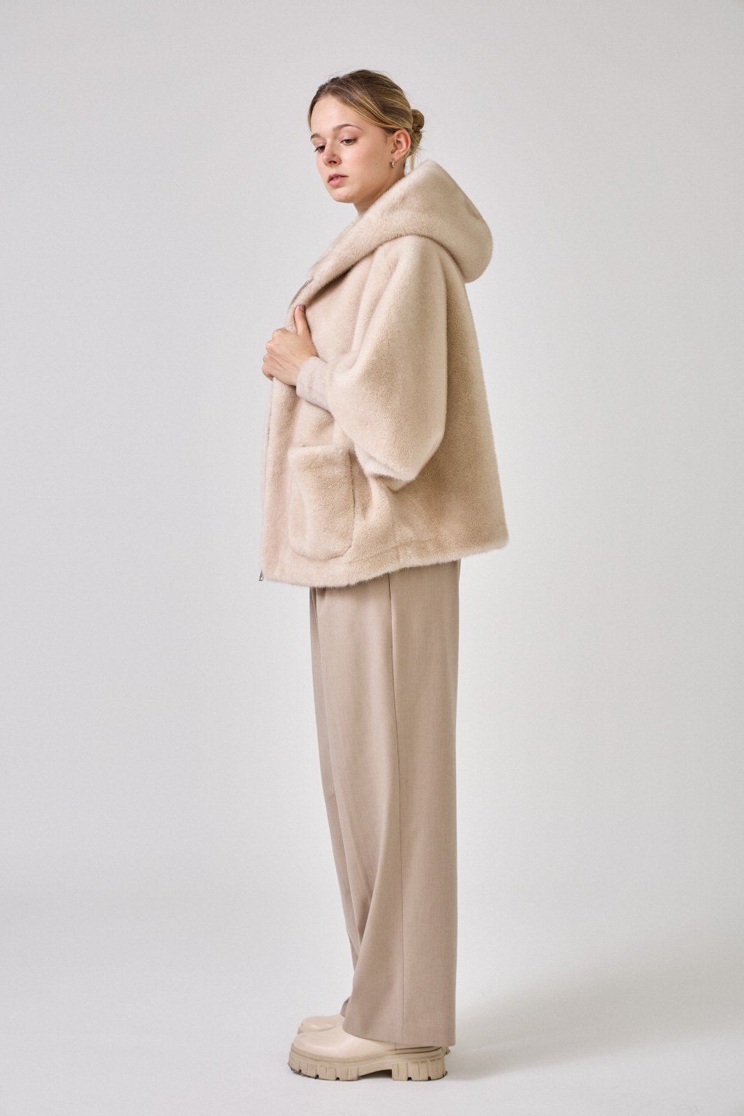 ROMIE cape fausse fourrure capuche manches évasées ecru femme - Escandelle Paris (profil gauche)
#couleur_ecru