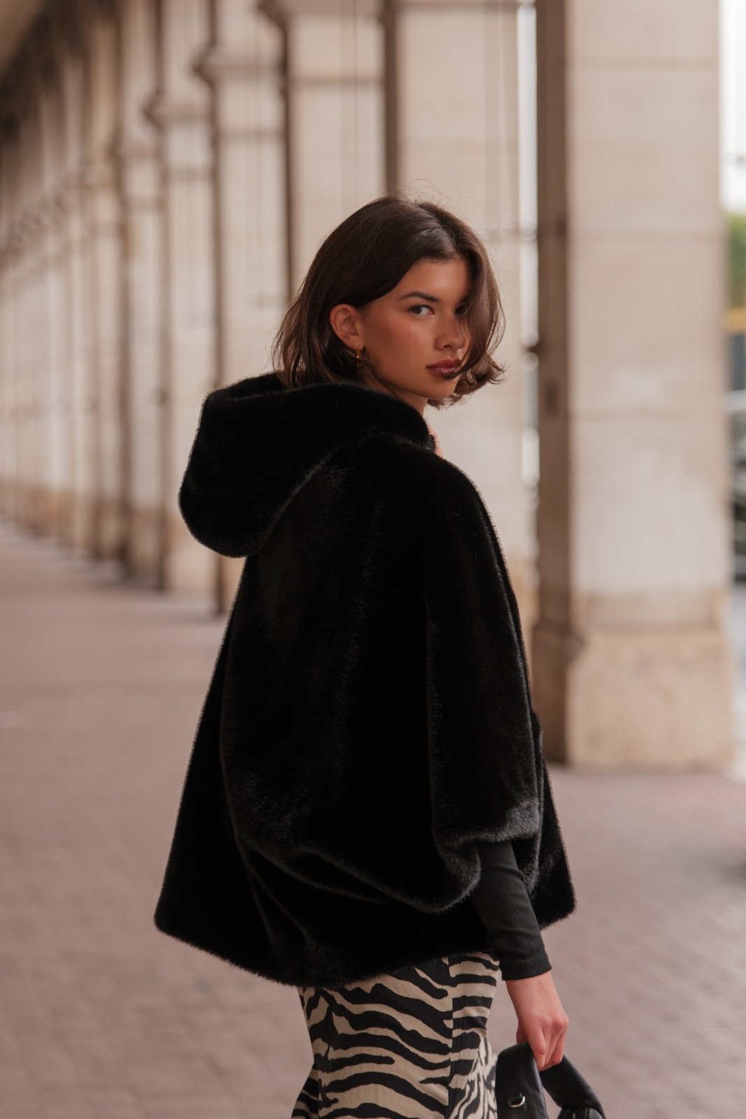 ROMIE cape fausse fourrure capuche manches évasées noir femme - Escandelle Paris (dos)
#couleur_noir