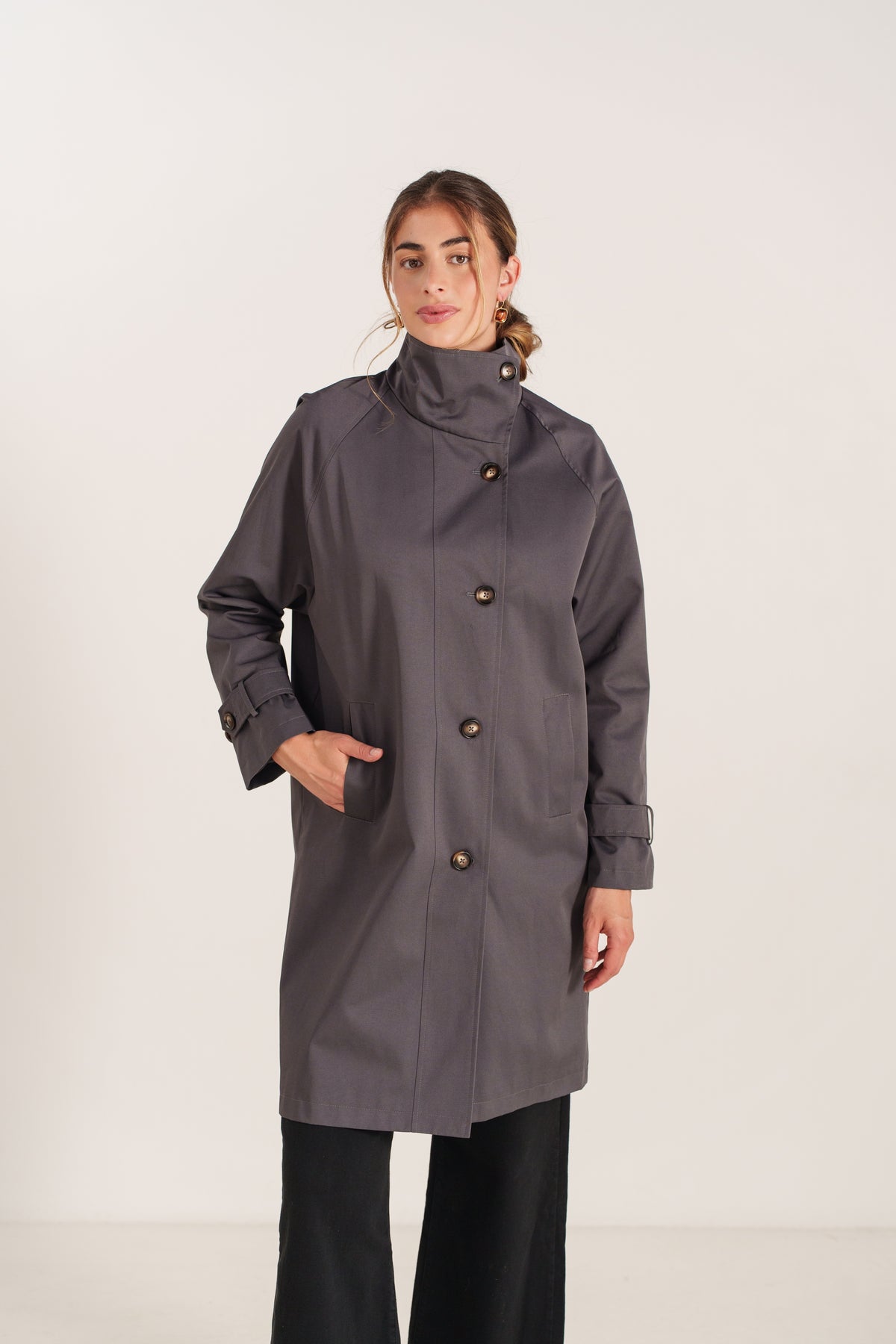 ROSINA trench mi-long fluide col montant boutonnage biais gris femme - Escandelle Paris (portrait)
#couleur_gris