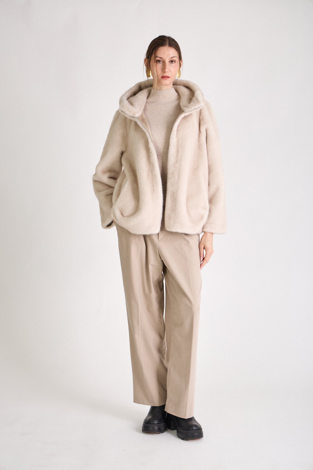 ROSY manteau mi-long fausse fourrure capuche godet ecru femme - Escandelle Paris (silhouette entière)
#couleur_ecru