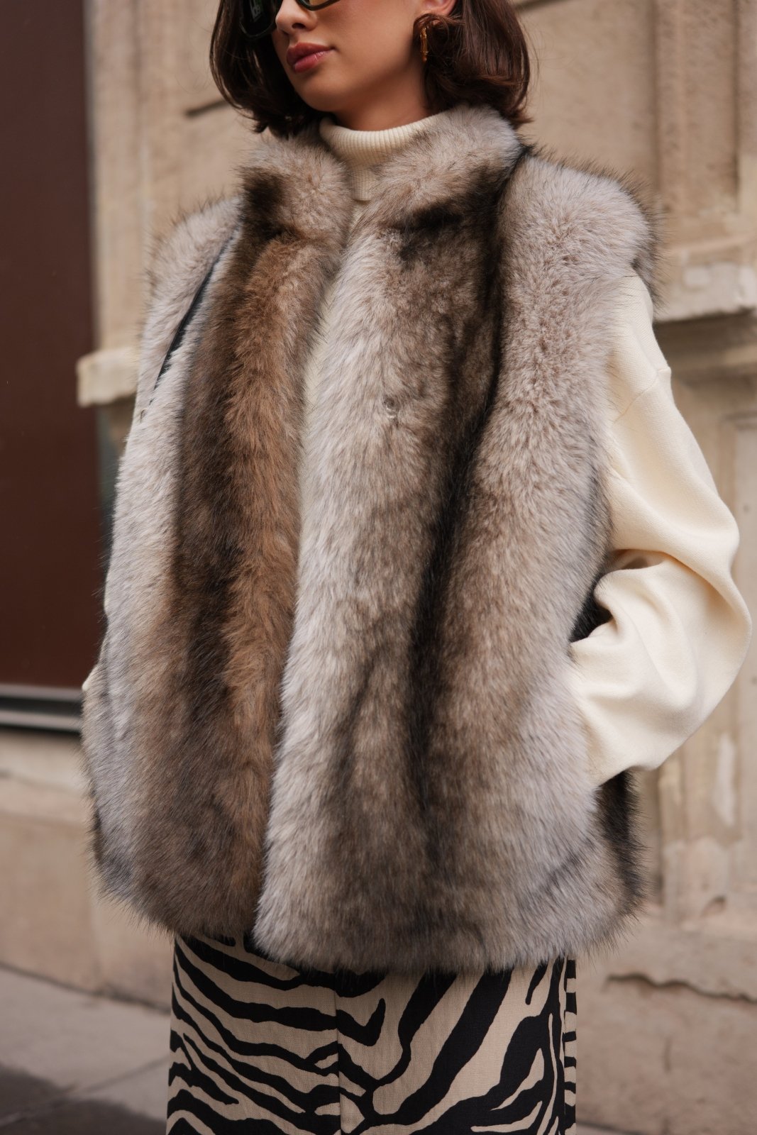 SABLE gilet sans manches fausse fourrure taupe femme - Escandelle Paris (gros plan détails matière)
#couleur_taupe