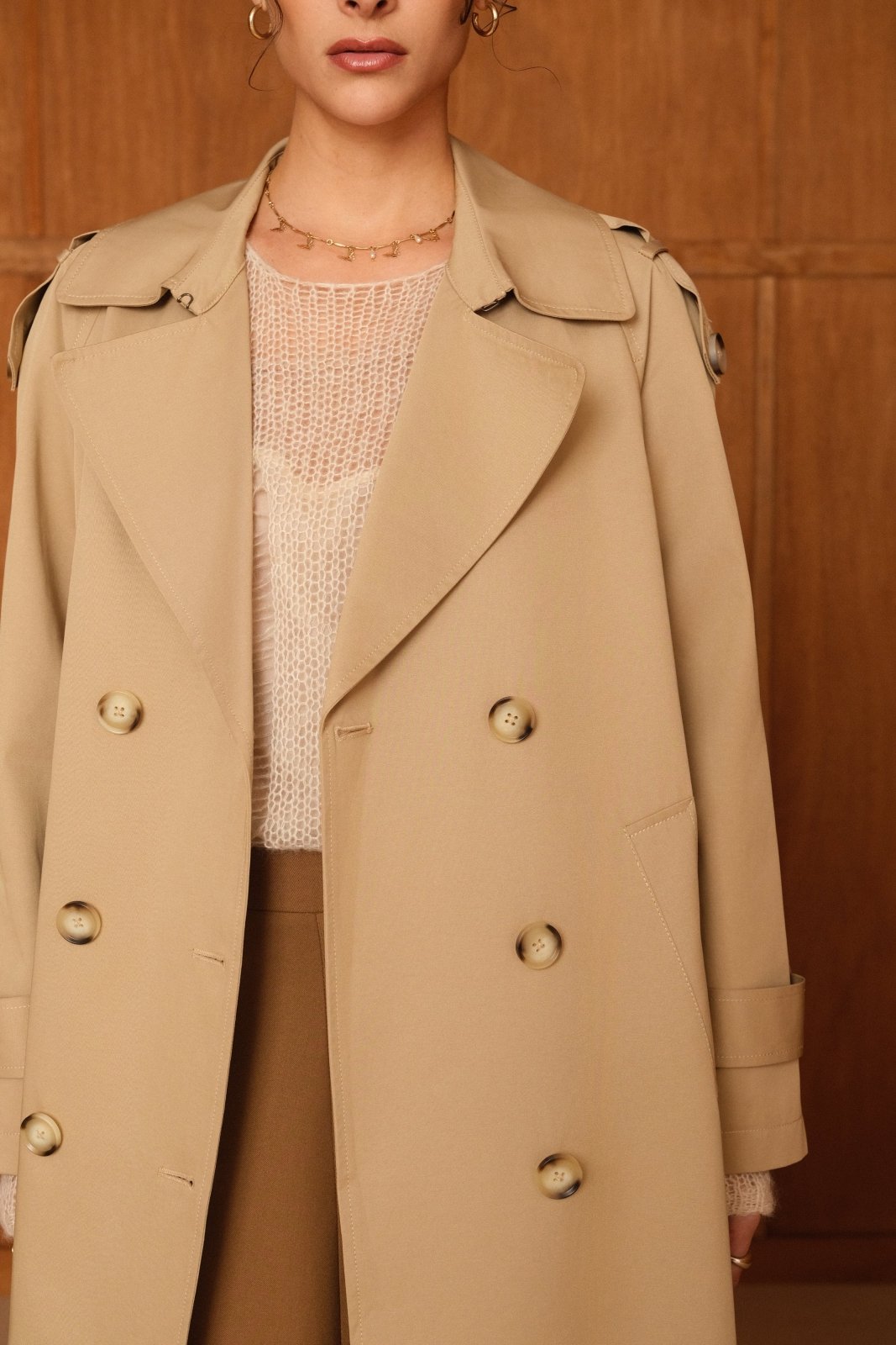 SCOTT trench mi-long déperlant beige femme - Escandelle Paris (gros plan détails matière)
#couleur_beige