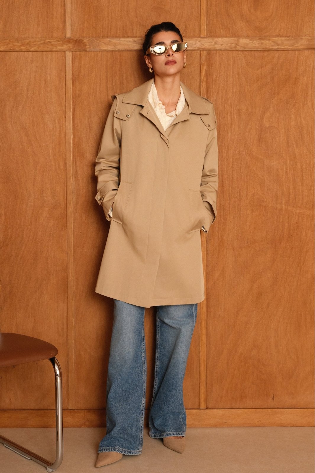 SELENA trench long déperlant capuche beige femme - Escandelle Paris (silhouette bouton fermé)
#couleur_beige