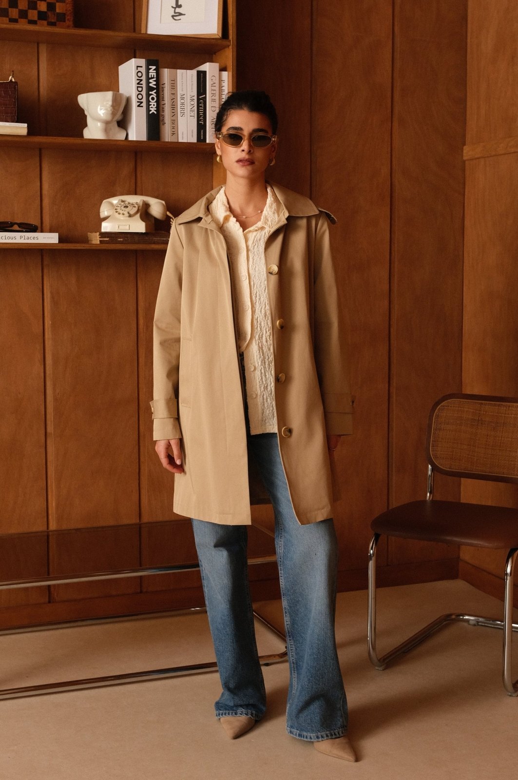 SELENA trench long déperlant capuche beige femme - Escandelle Paris (silhouette bouton ouvert)
#couleur_beige