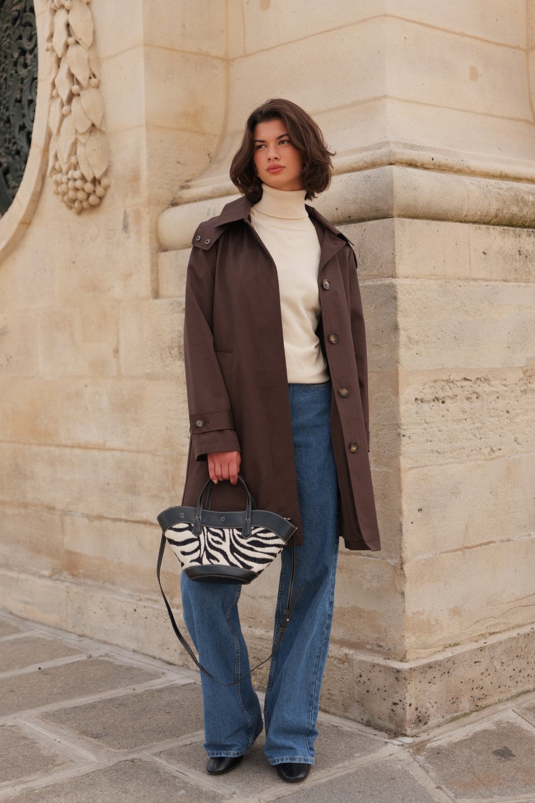 SELENA trench long déperlant capuche choco femme - Escandelle Paris (silhouette bouton ouvert lifestyle)
#couleur_choco