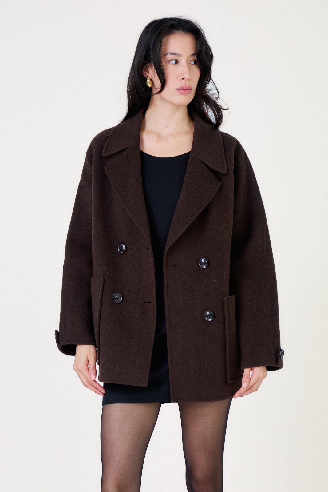 SERAPHINA manteau caban mi-long laine double boutonnage choco femme - Escandelle Paris (portrait bouton ouvert)
#couleur_choco