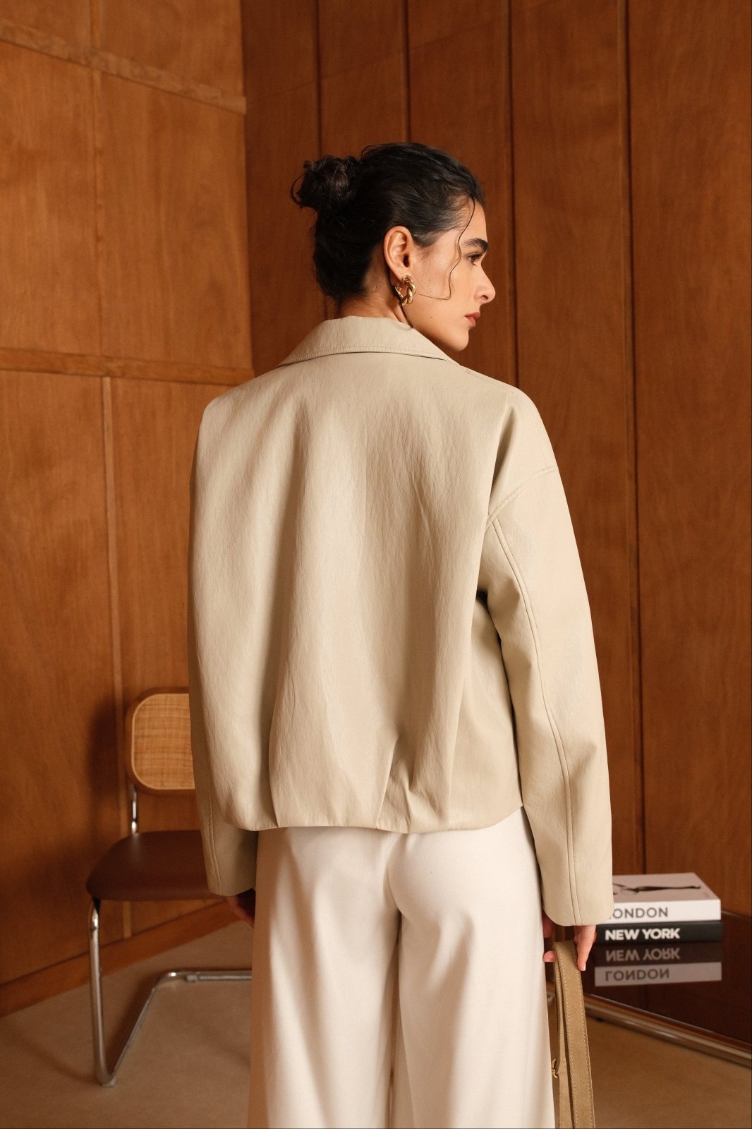 SERINA veste courte similicuir zippée beige femme - Escandelle Paris (dos)
#couleur_beige