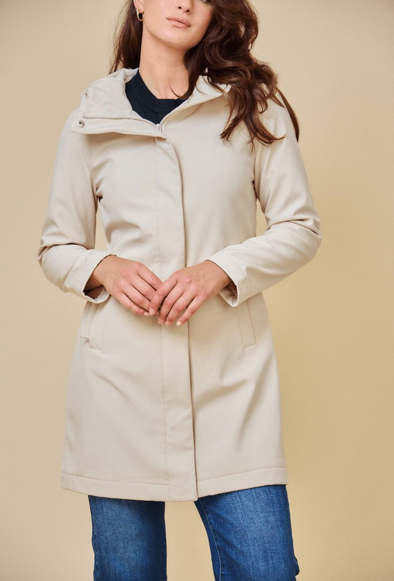 SIENA parka softshell déperlante mi-longue beige femme - Escandelle Paris (gros plan détails matière)
#couleur_beige