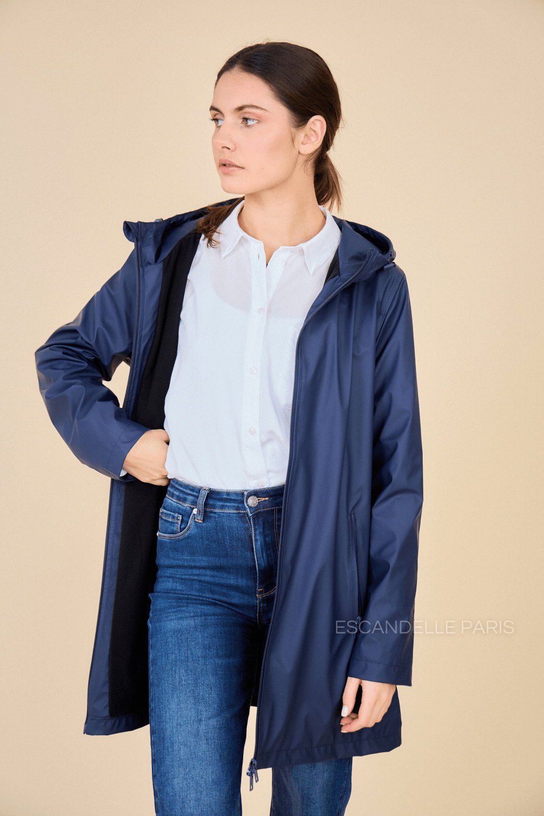 SILOÉ parka mi-longue imperméable polaire navy femme - Escandelle Paris (portrait zip ouvert)
#couleur_marine