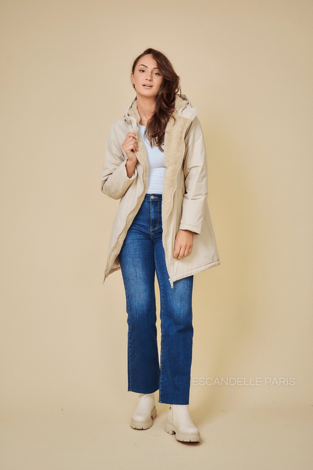 SOL parka mi-longue imperméable fourrée beige femme - Escandelle Paris (silhouette entière)
#couleur_beige